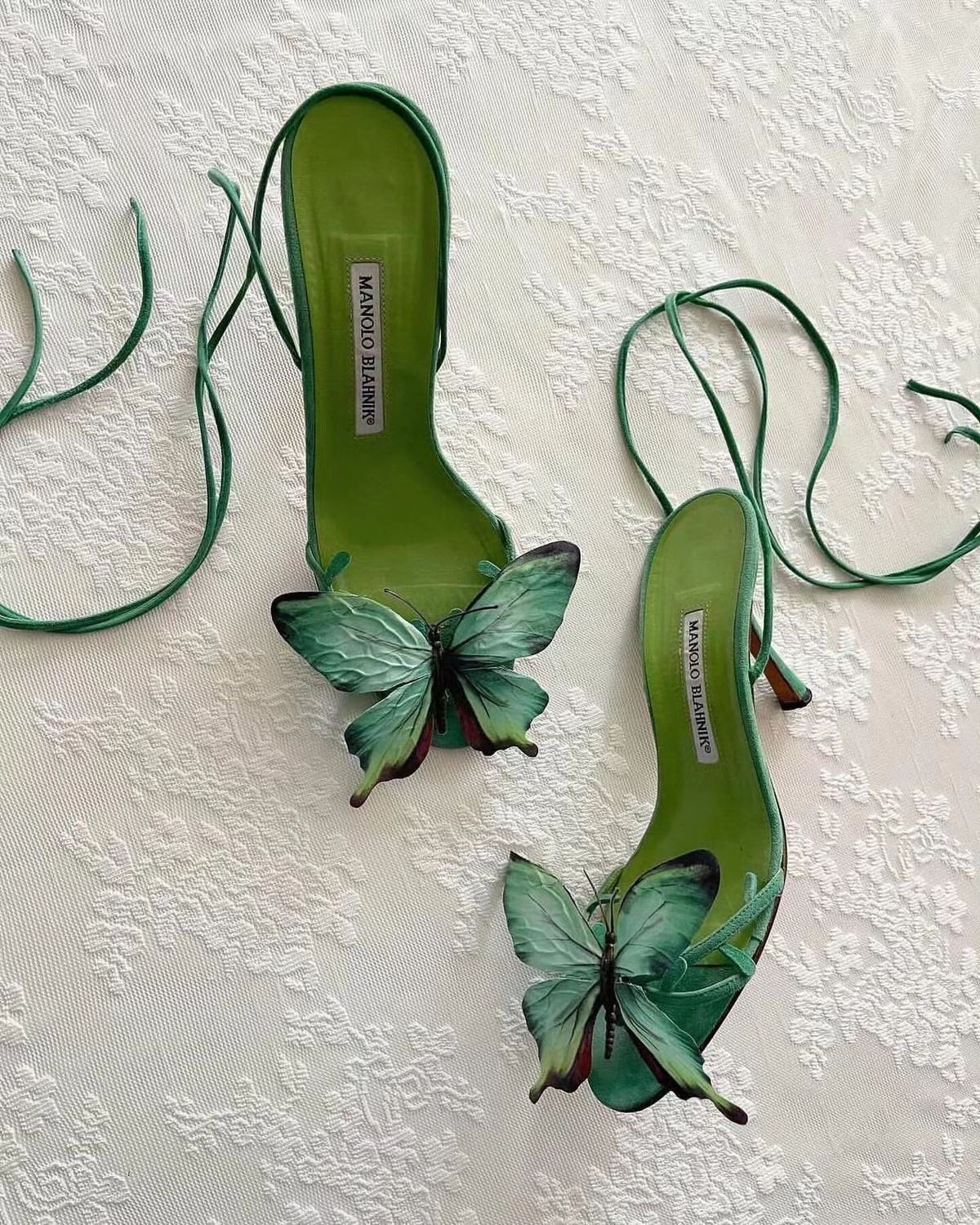 accessorizing outfits with green heels