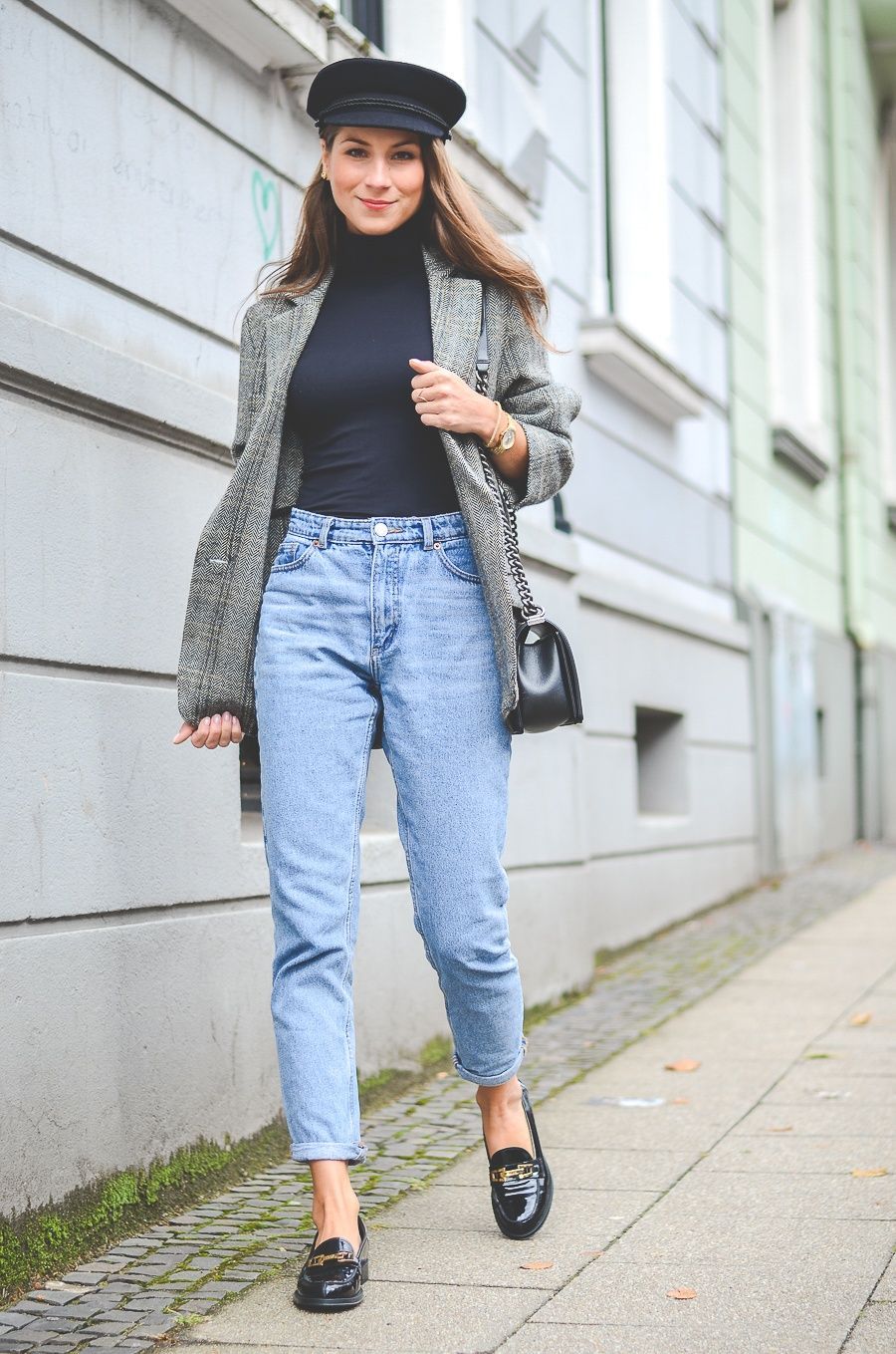 accessorizing ripped mom jeans outfits