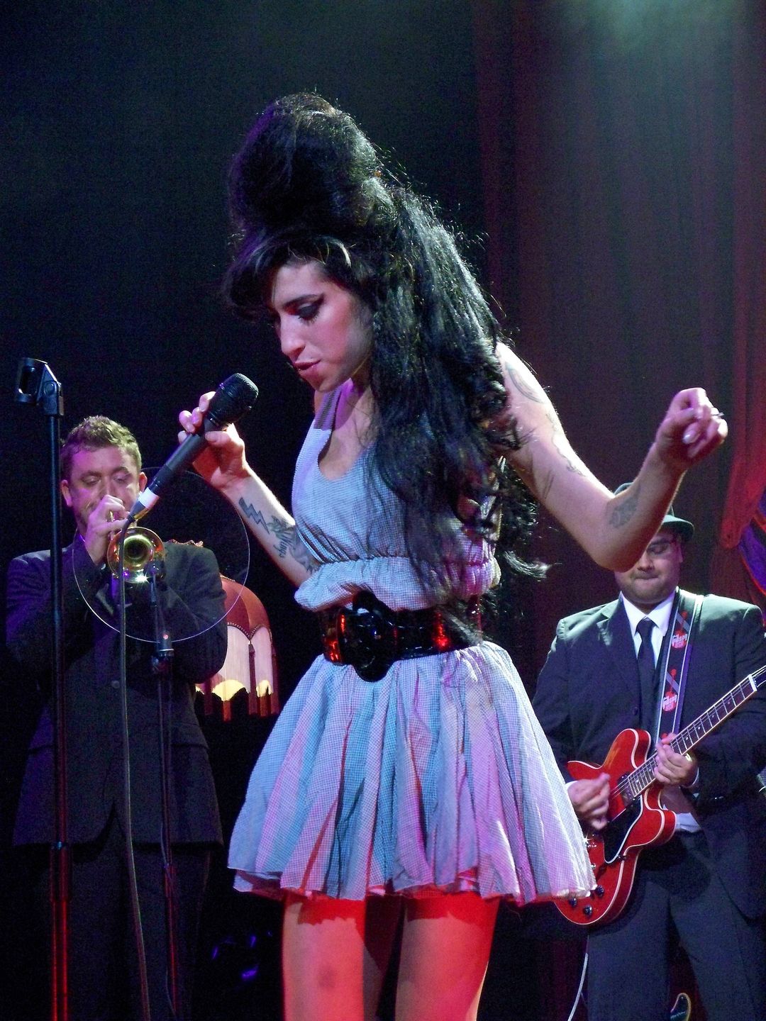 Amy Winehouse outfit ideas 0050