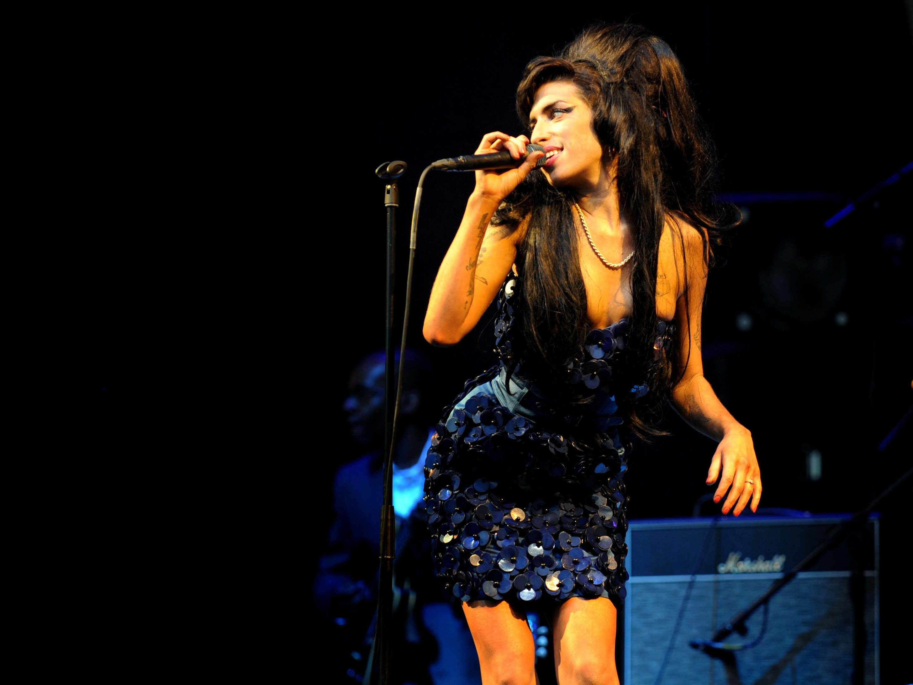 Amy Winehouse outfit ideas 0058