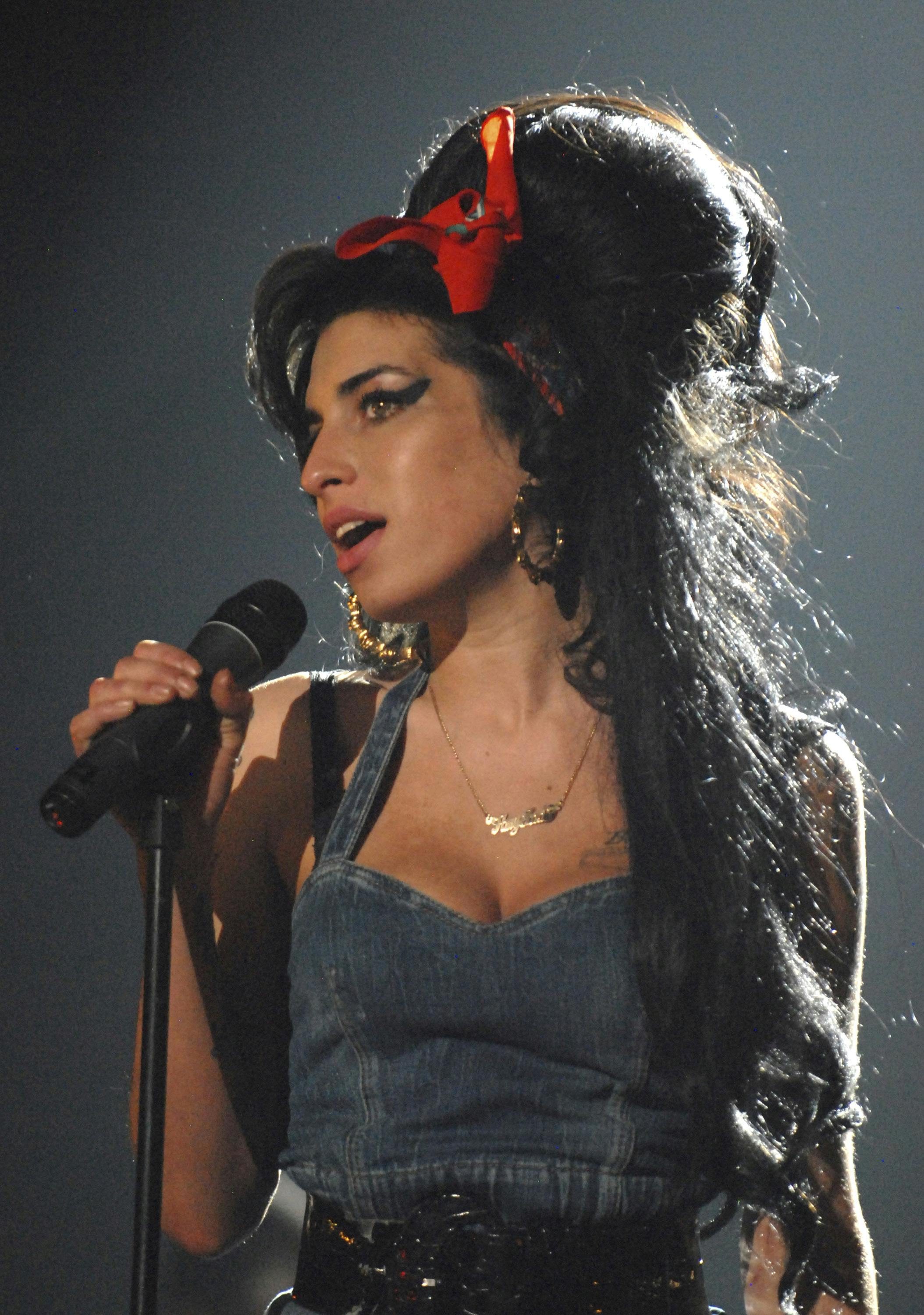 Amy Winehouse outfit ideas 0070