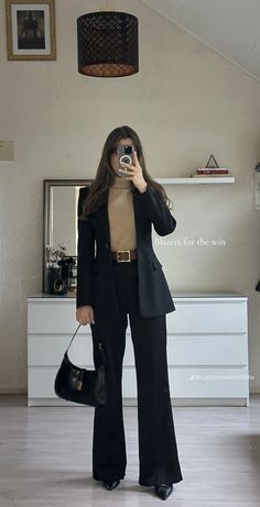 black blazer outfit guides for every season.