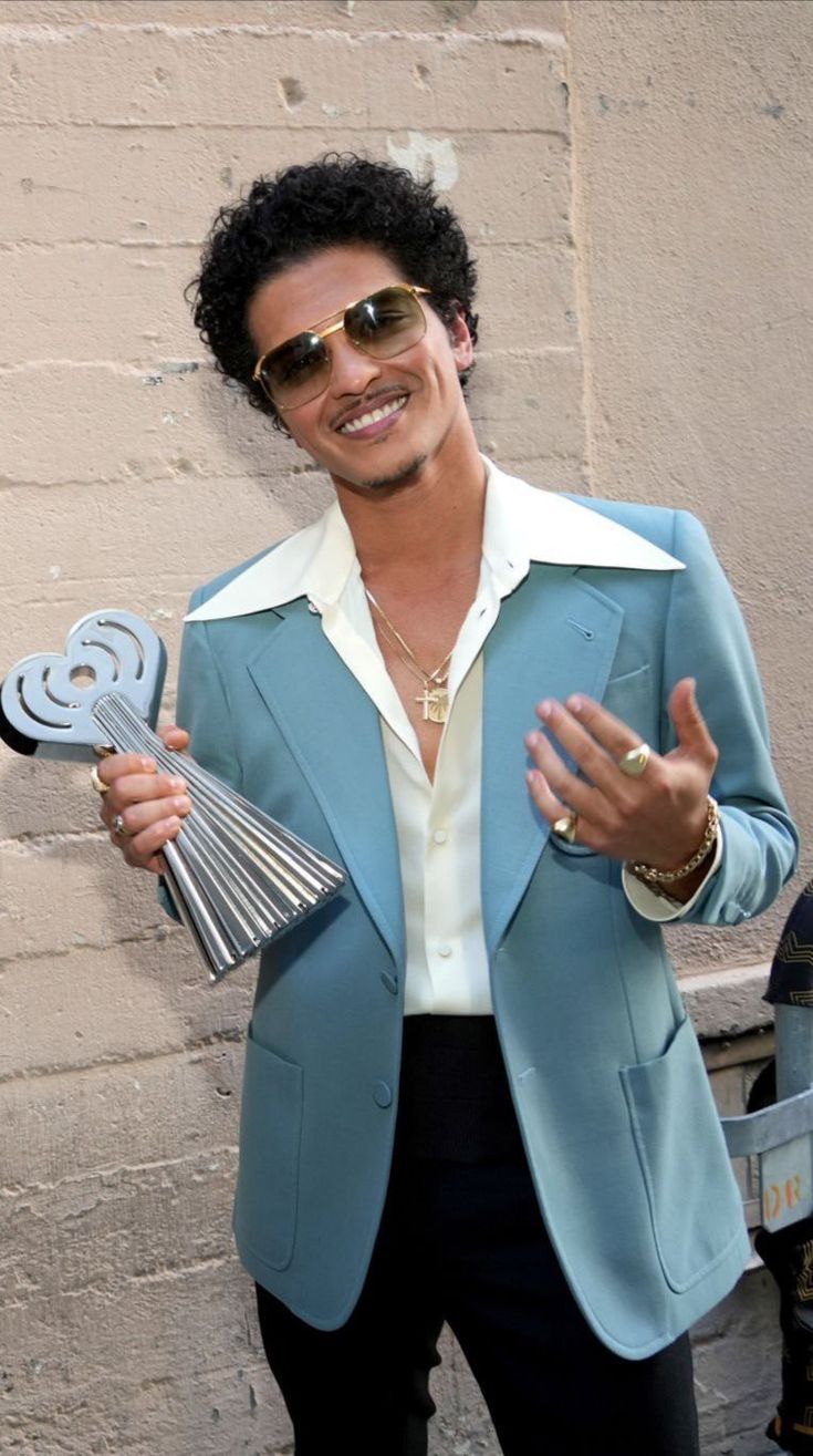 Bruno Mars outfit ideas 0097