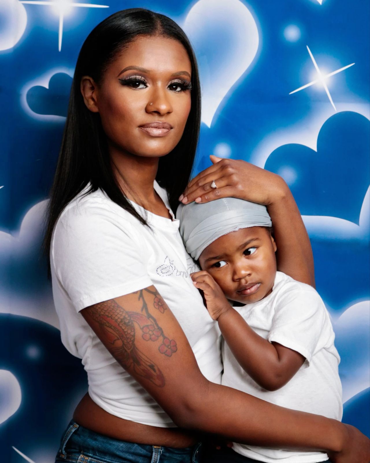 casual black mom and son photoshoot outfit ideas