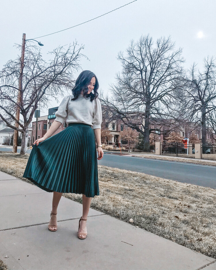 casual pleated skirt outfit inspiration