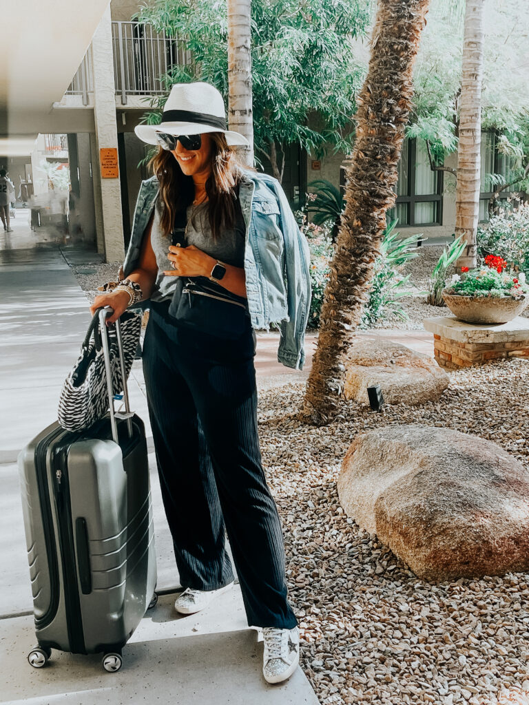 chic travel outfit ideas for beach vacations