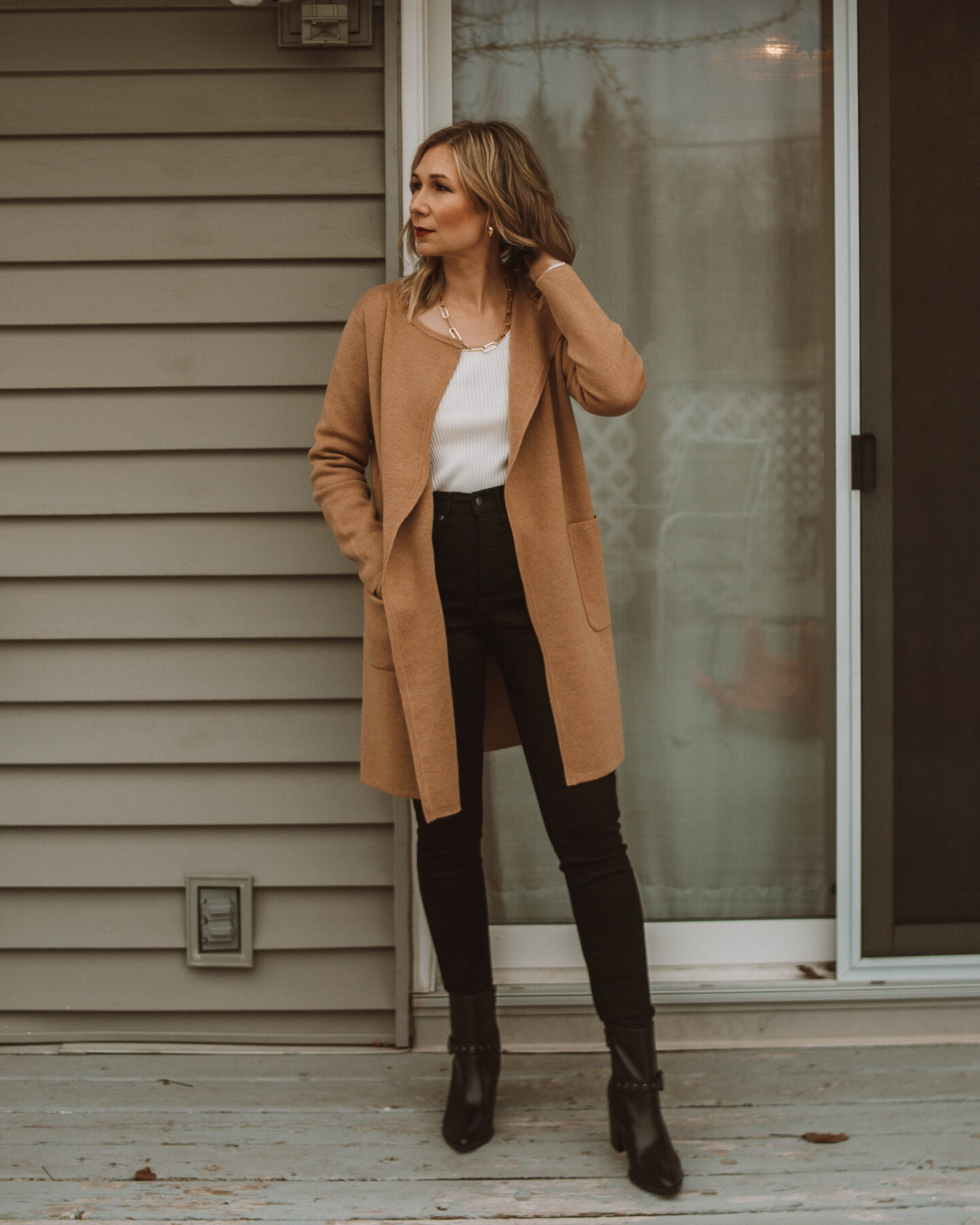 comfortable camel outfit ideas for traveling.