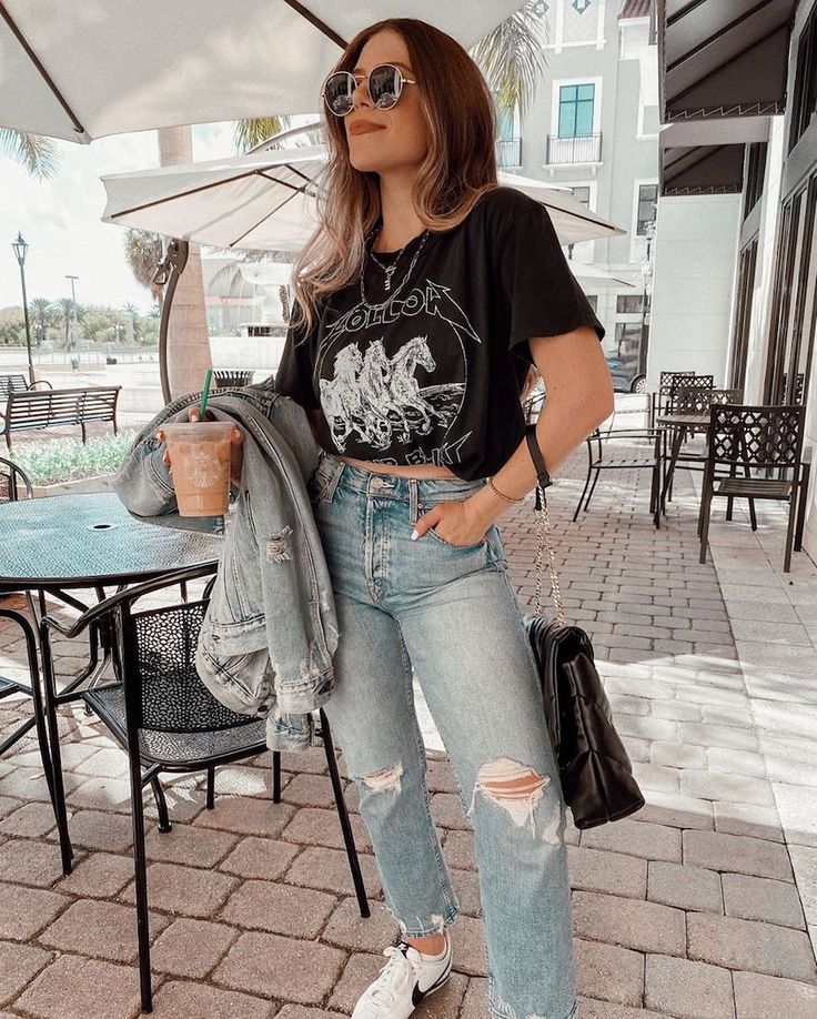 comfortable graphic tee outfit ideas for travel.