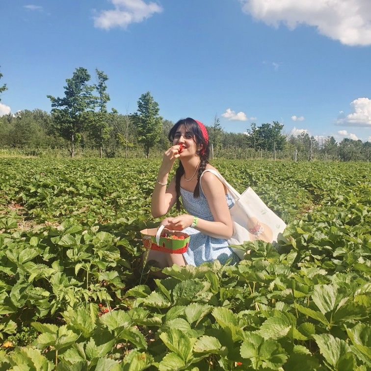 comfortable strawberry picking outfit ideas for adults