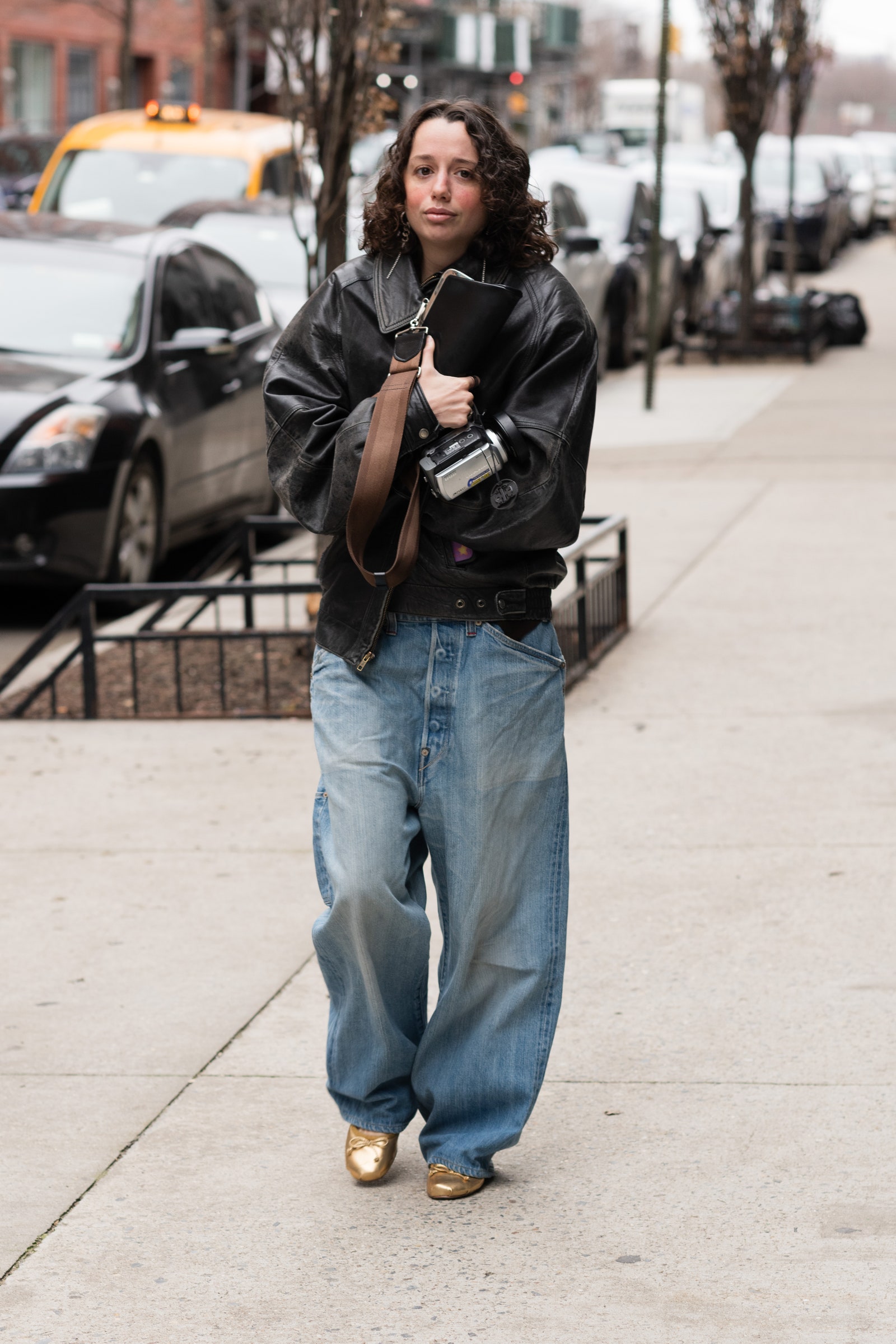 creative ways to style baggy jeans