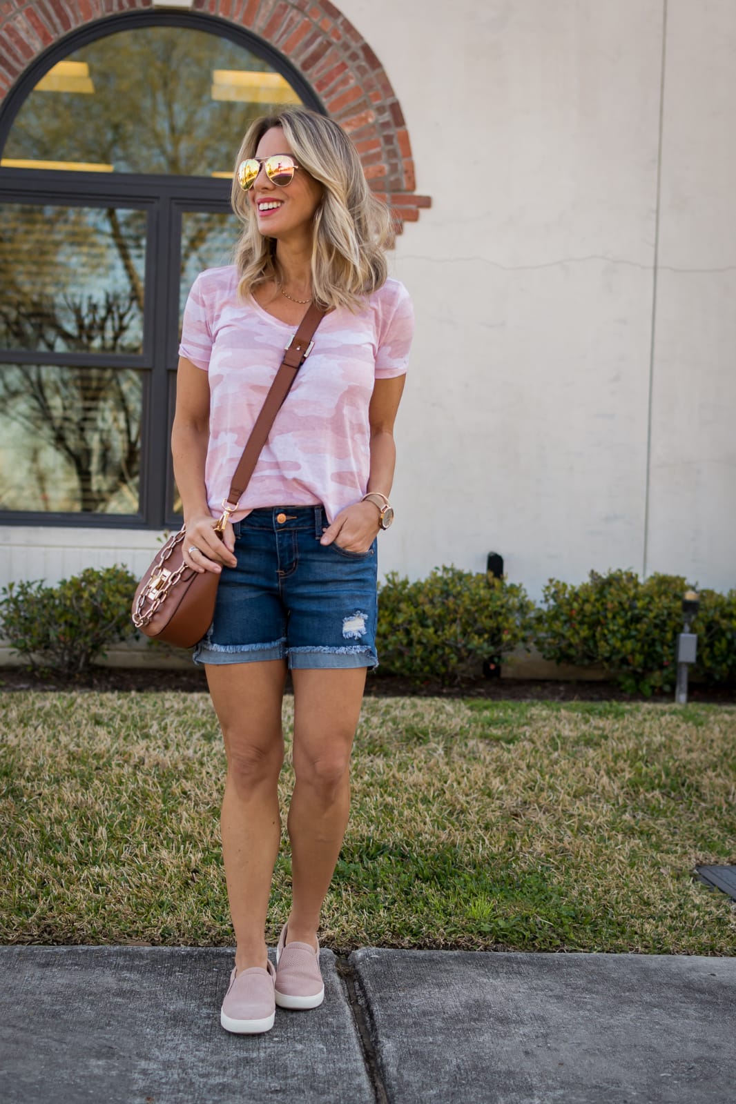 denim shorts outfit ideas with sneakers 0011