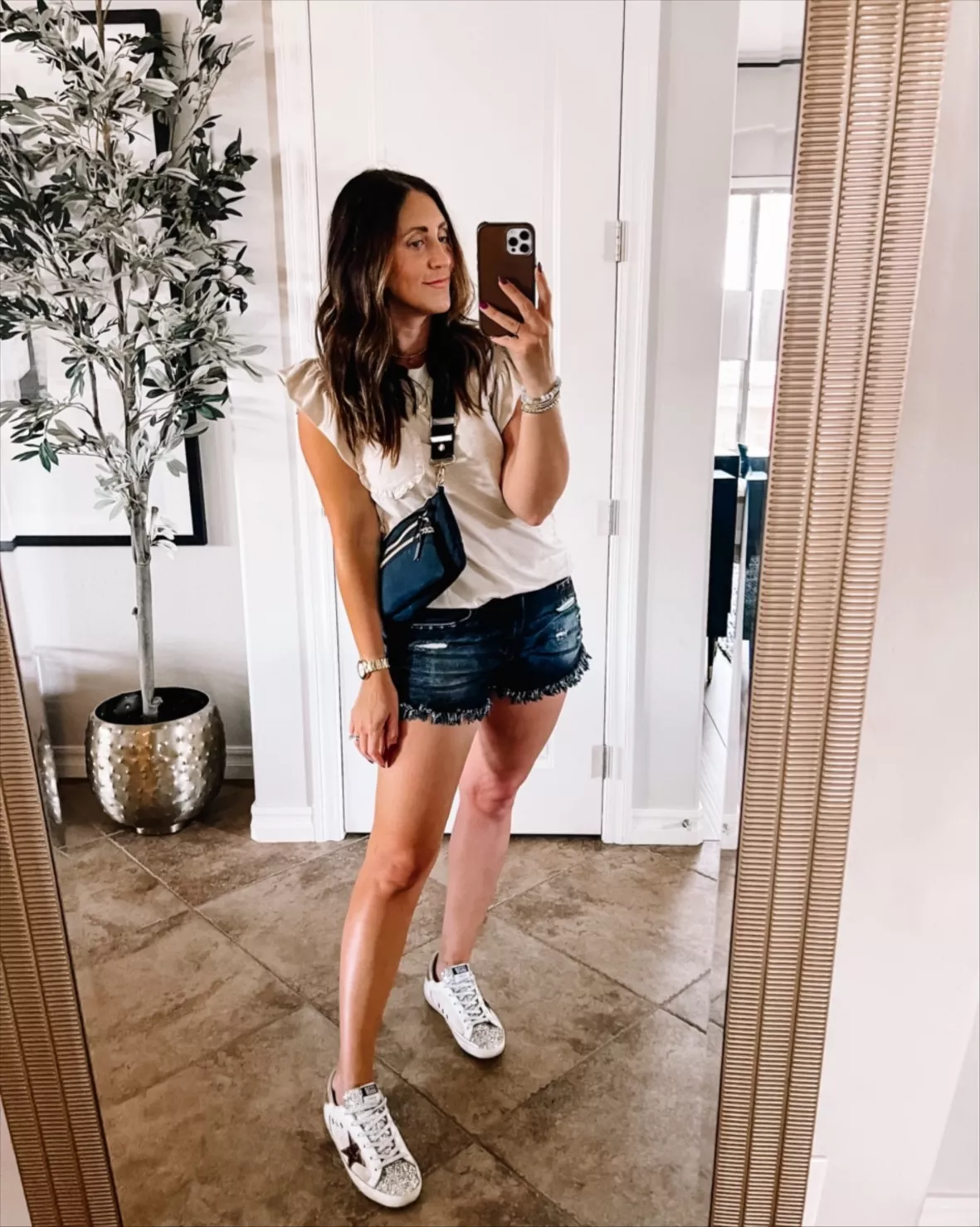 denim shorts outfit ideas with sneakers 0015