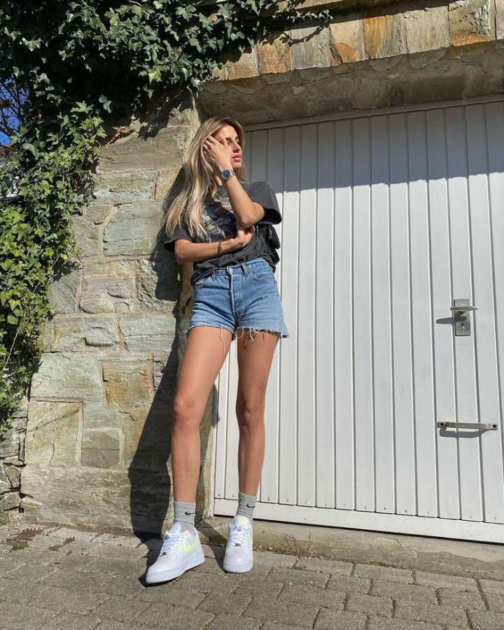 denim shorts outfit ideas with sneakers 0028