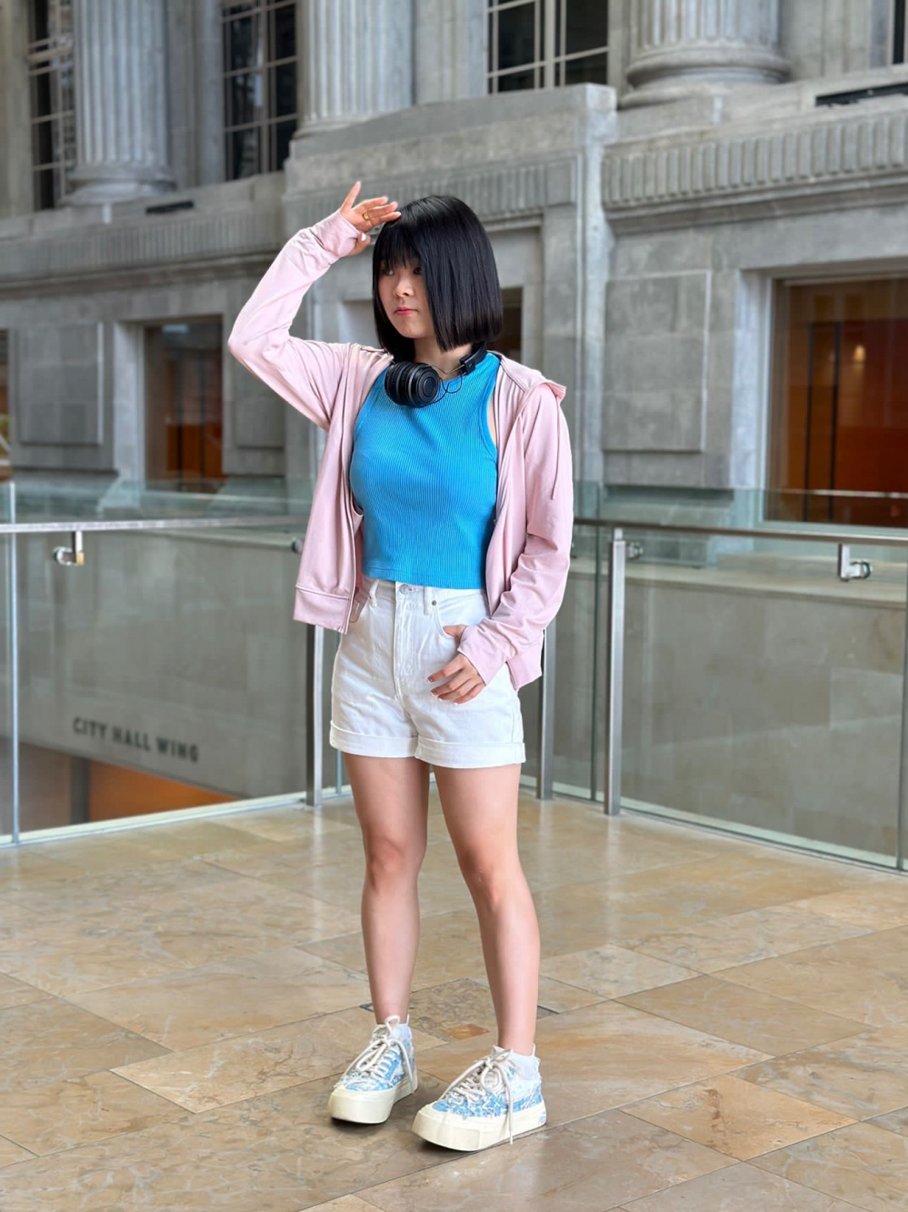 denim shorts outfit ideas with sneakers 0036