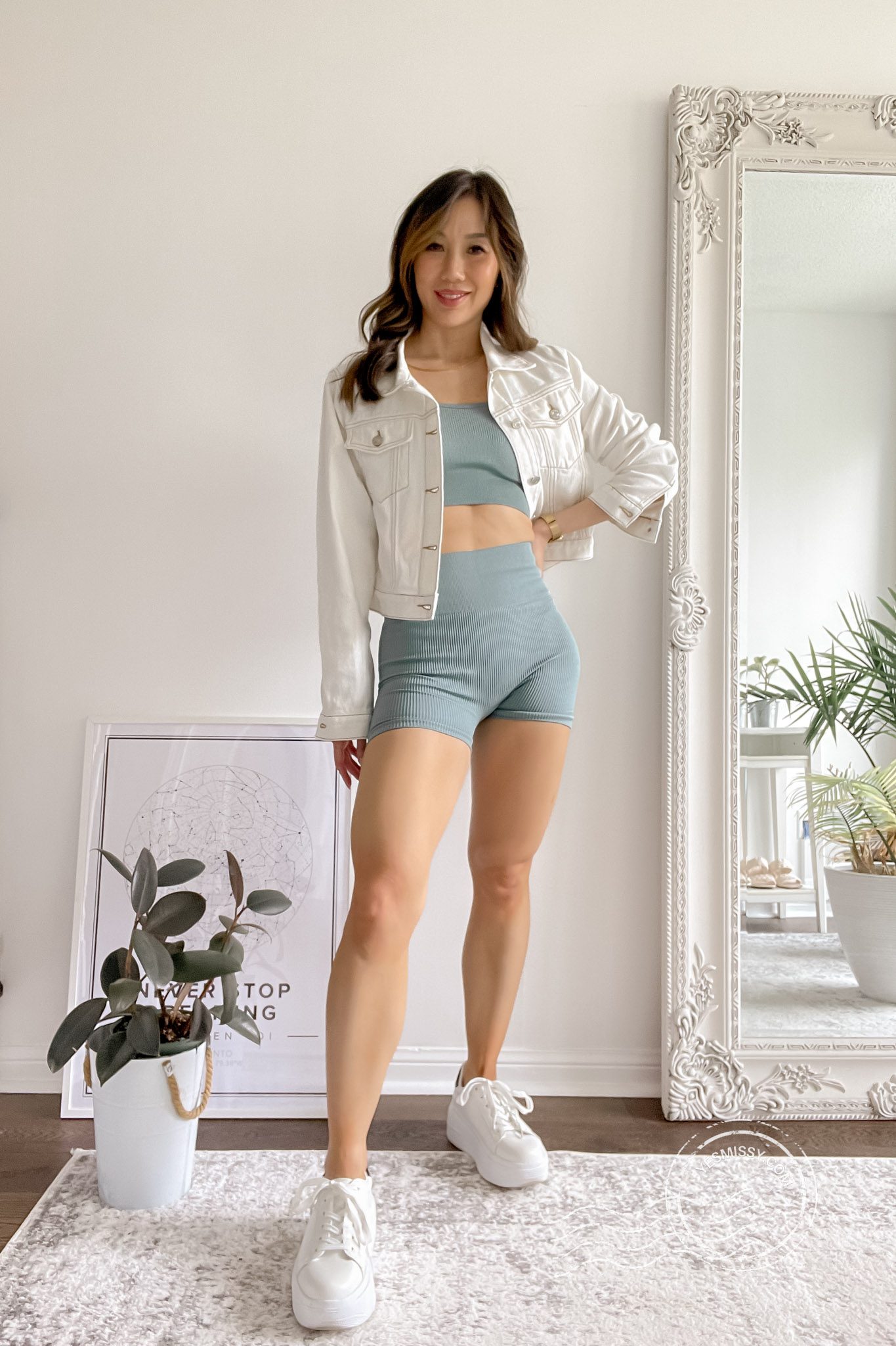 denim shorts outfit ideas with sneakers 0044