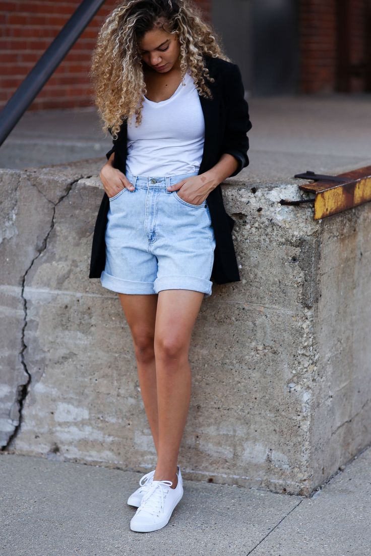 denim shorts outfit ideas with sneakers 0097