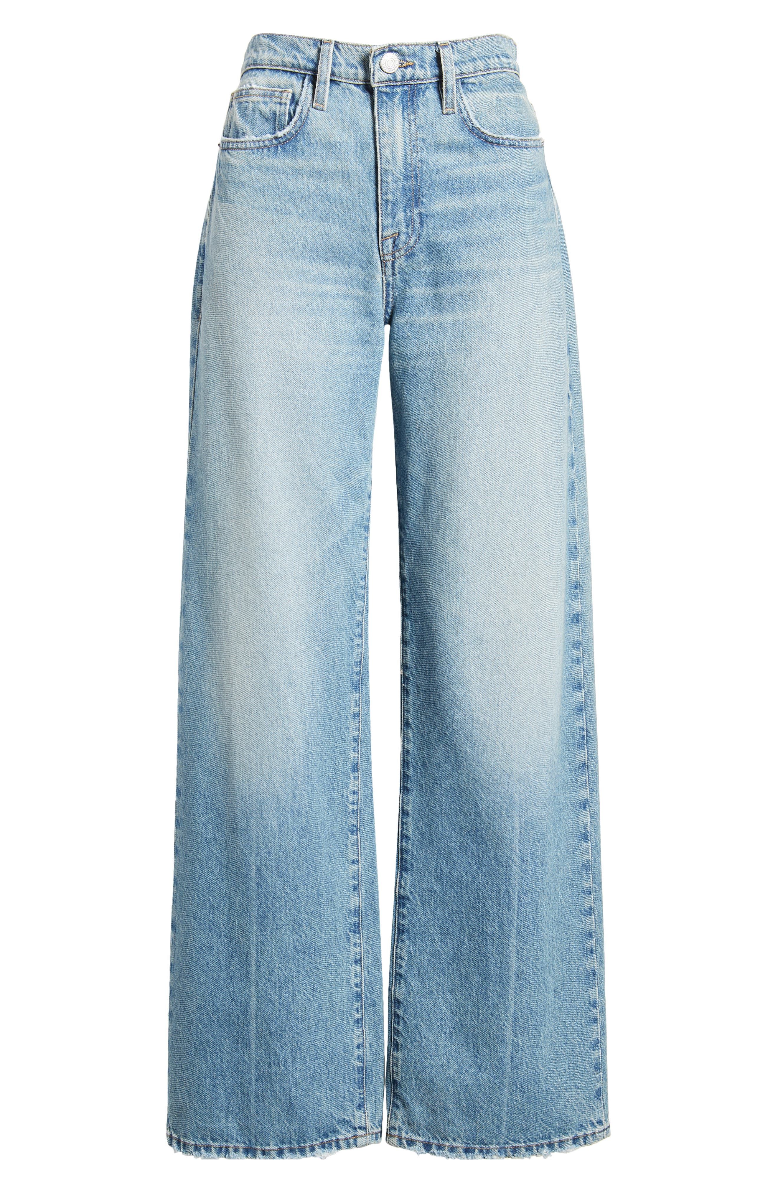 Fashionable blue jeans outfit ideas for weekend getaways