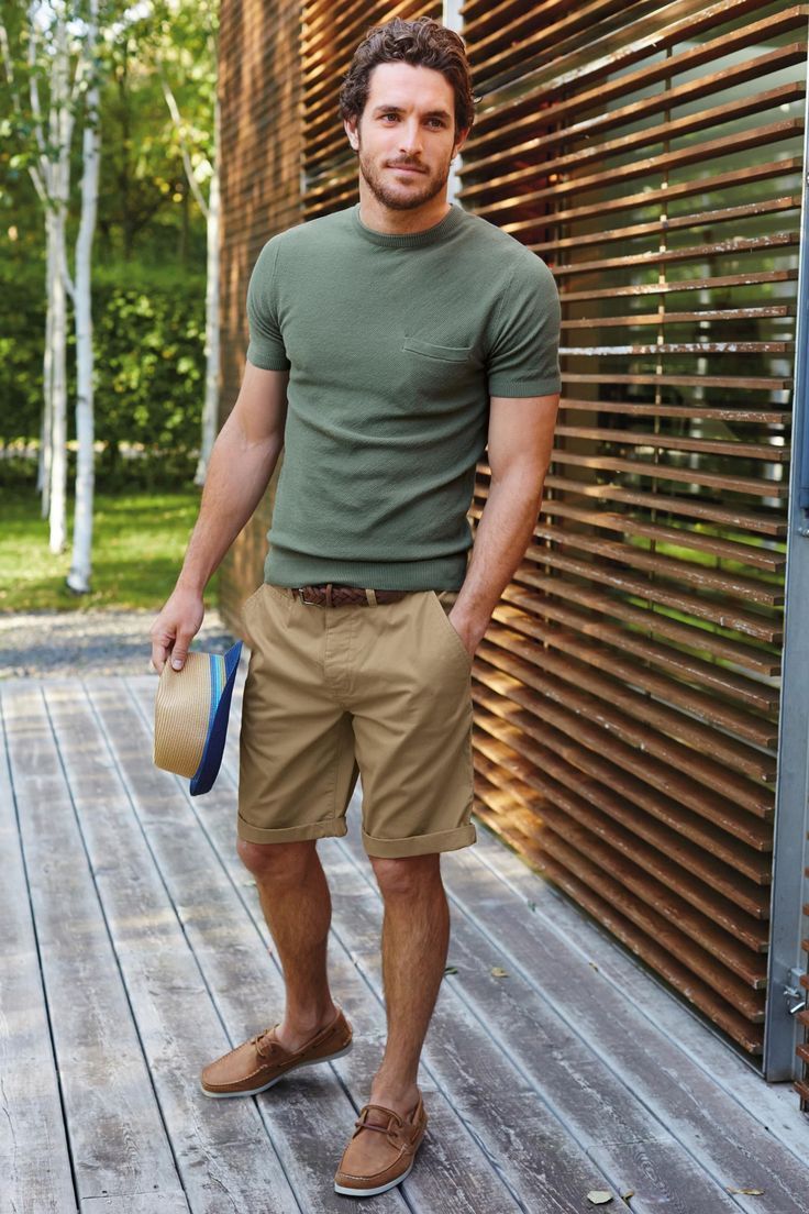 how to accessorize khaki shorts