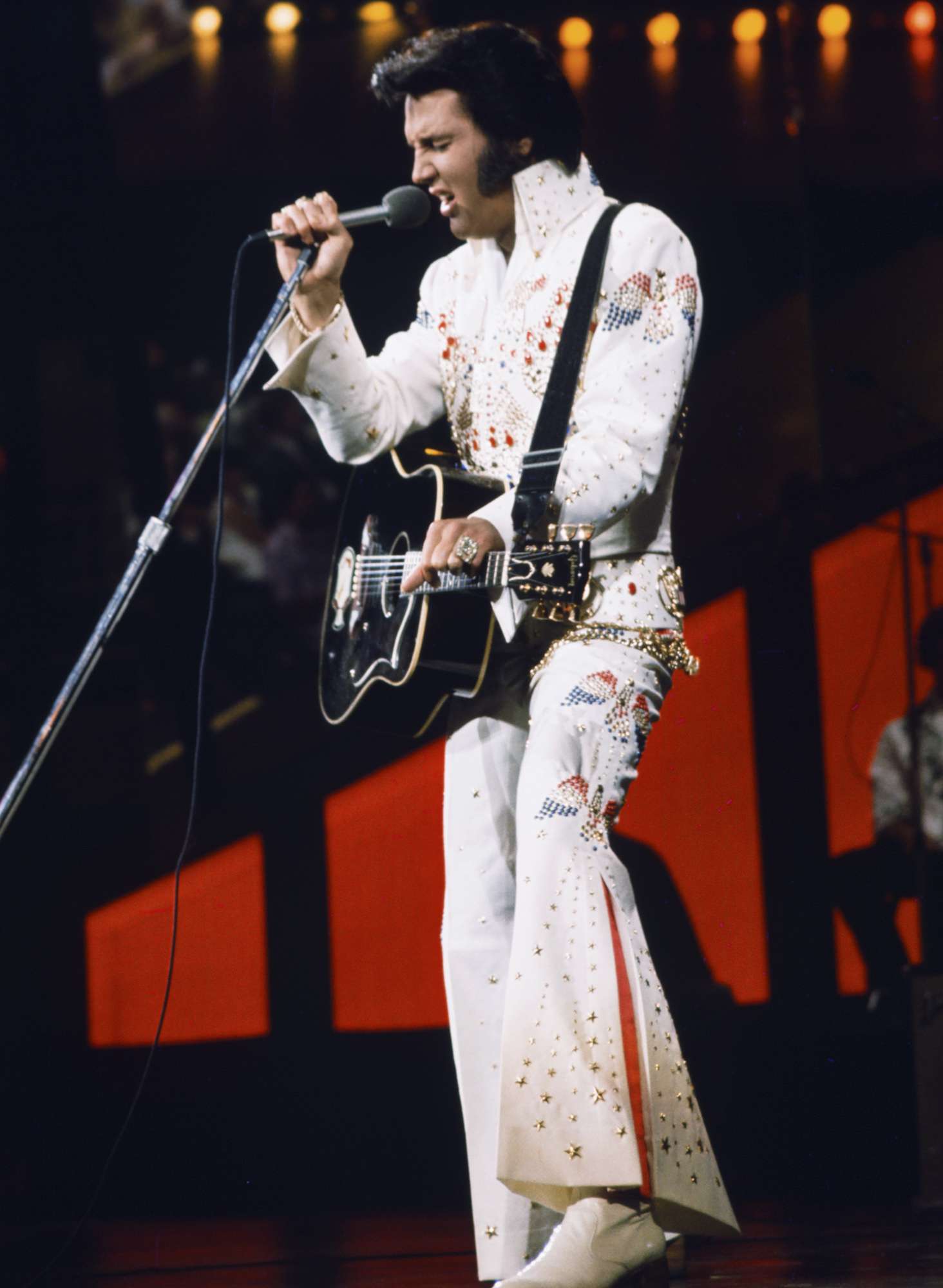 iconic Elvis Presley outfit ideas for costume inspiration