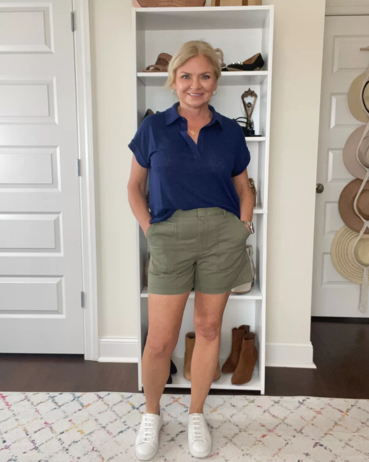 khaki shorts outfit ideas 0019