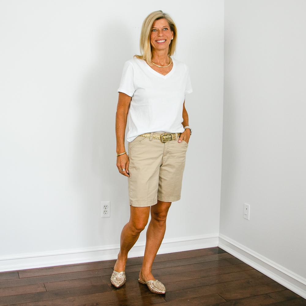 khaki shorts outfit ideas 0022