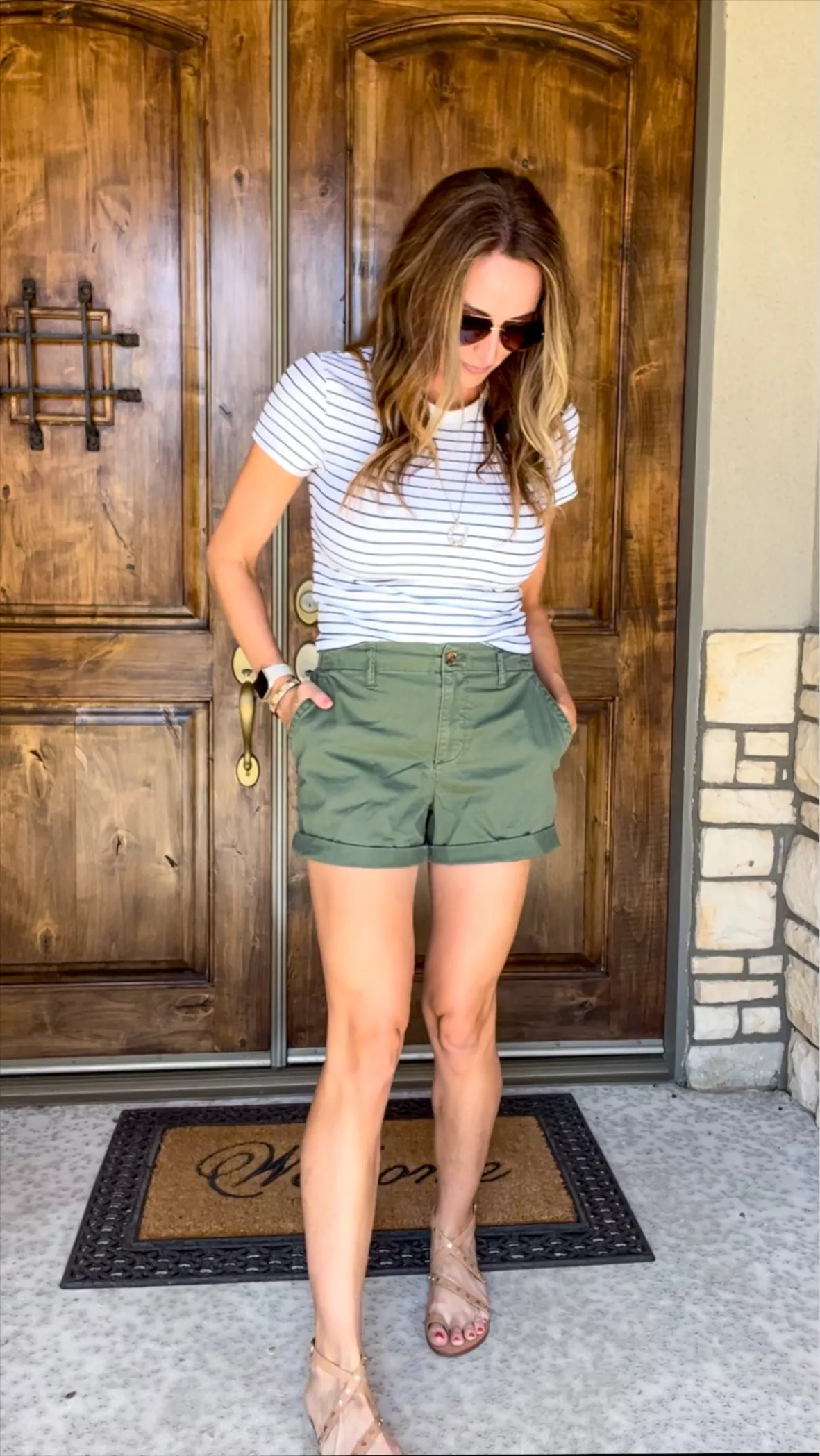 khaki shorts outfit ideas 0028