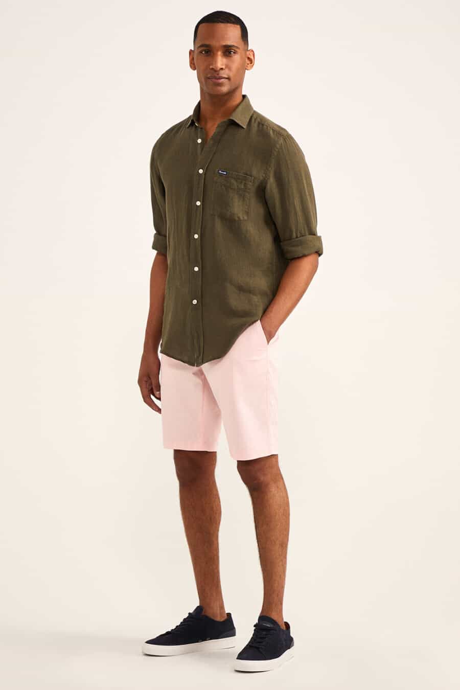 khaki shorts outfit ideas 0038