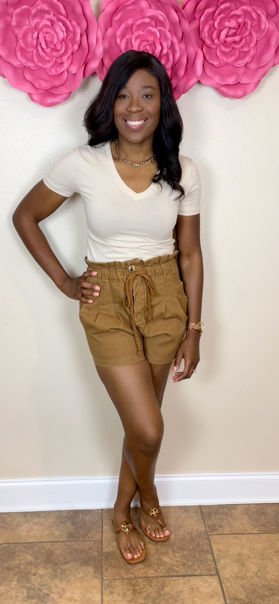 khaki shorts outfit ideas 0043