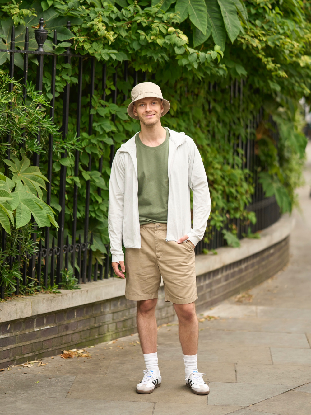 khaki shorts outfit ideas 0044