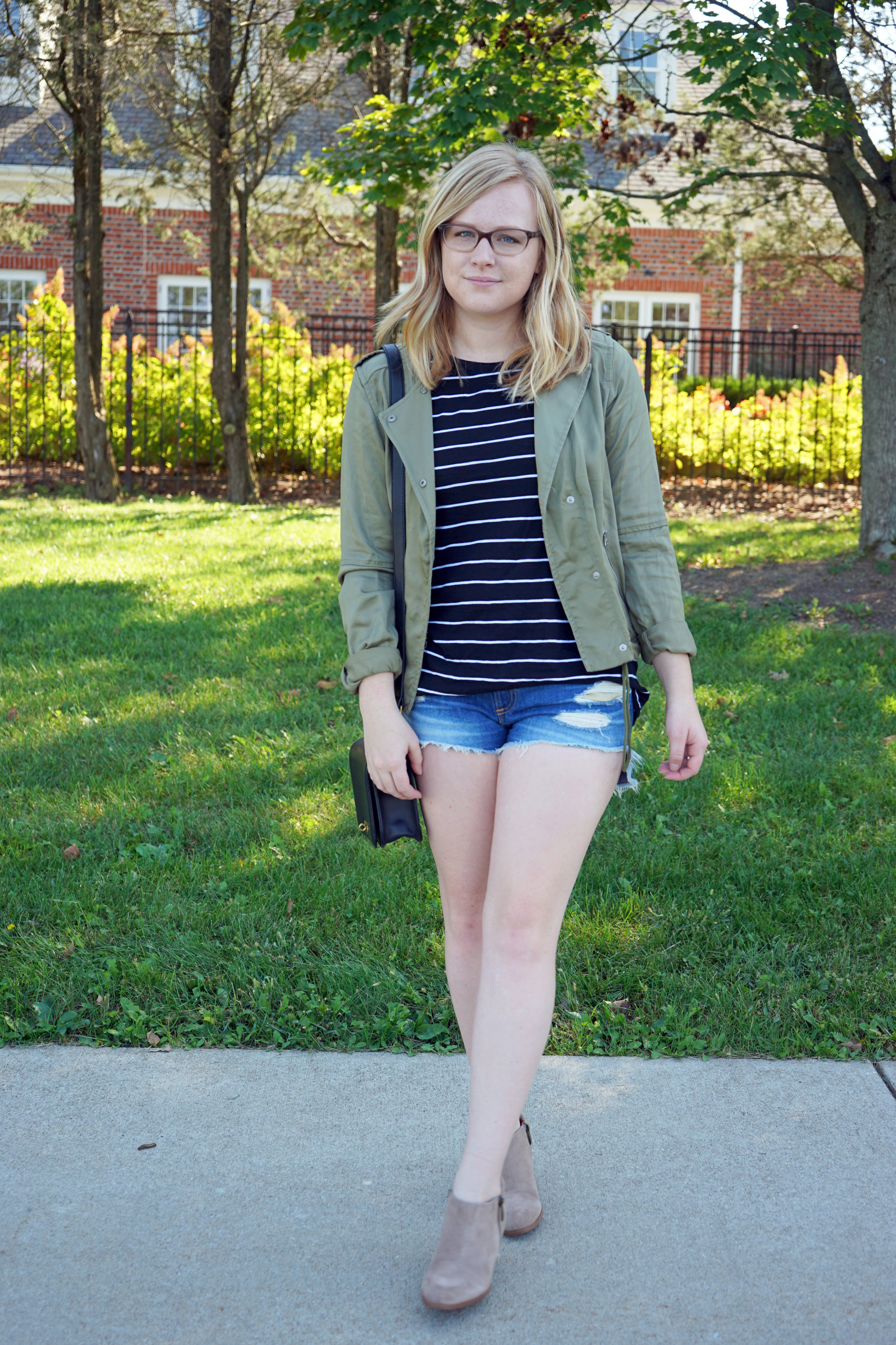 khaki shorts outfit ideas 0051