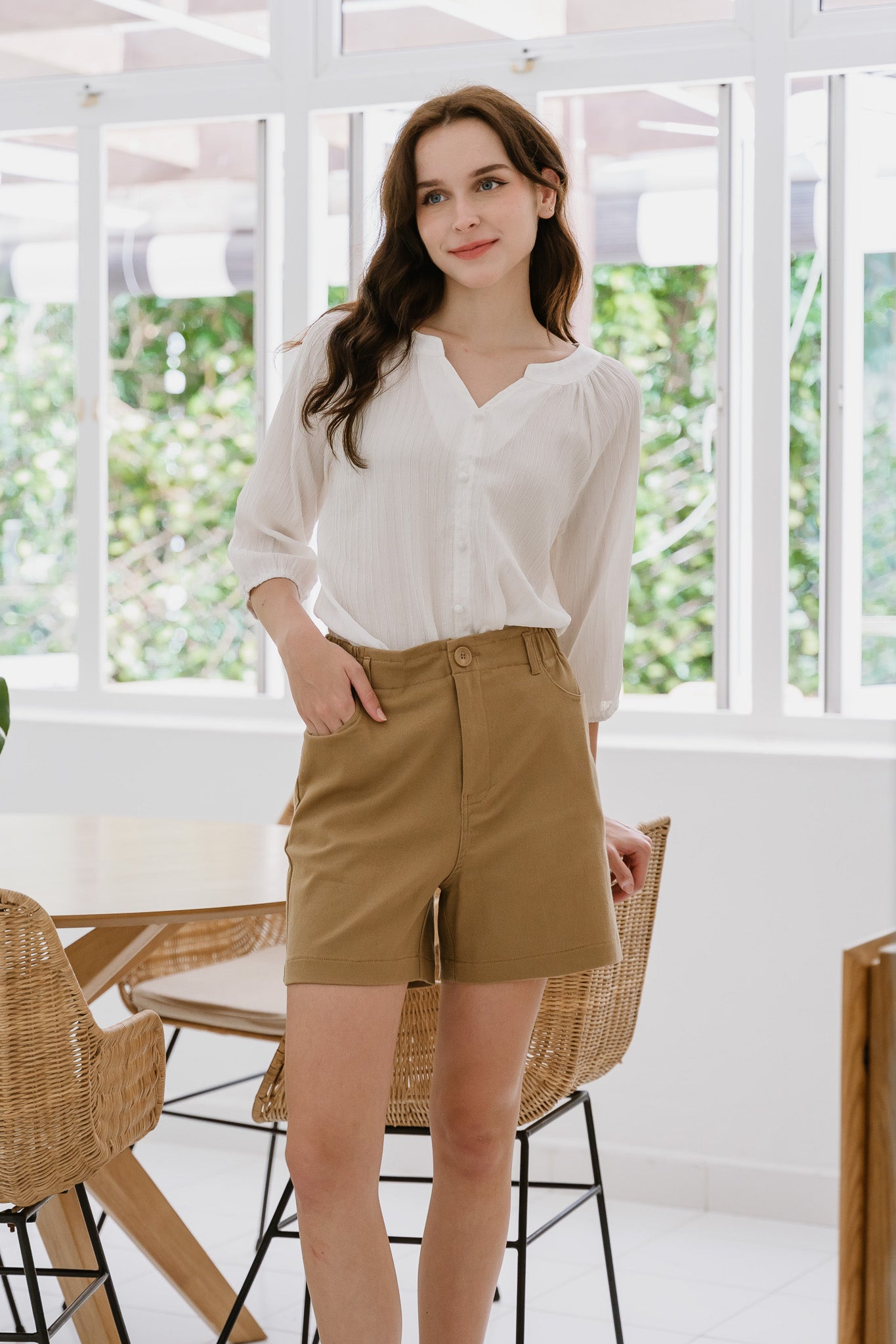 khaki shorts outfit ideas 0054