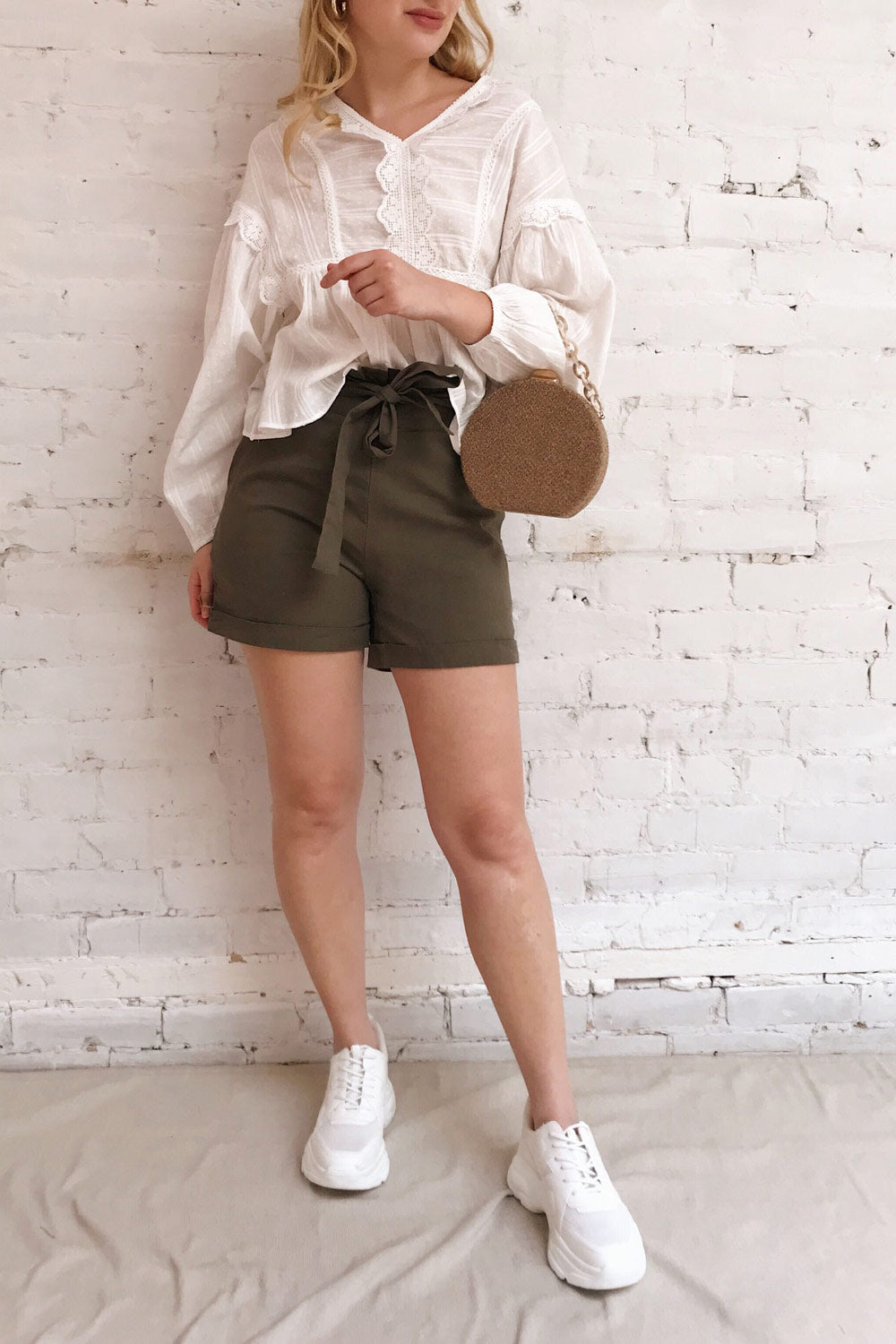 khaki shorts outfit ideas 0068