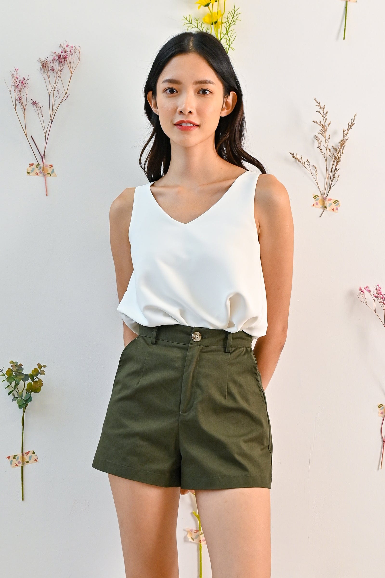 khaki shorts outfit ideas 0078