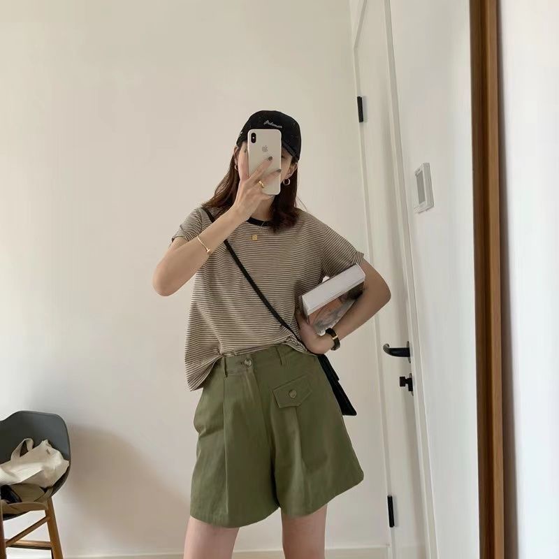 khaki shorts outfit ideas 0087