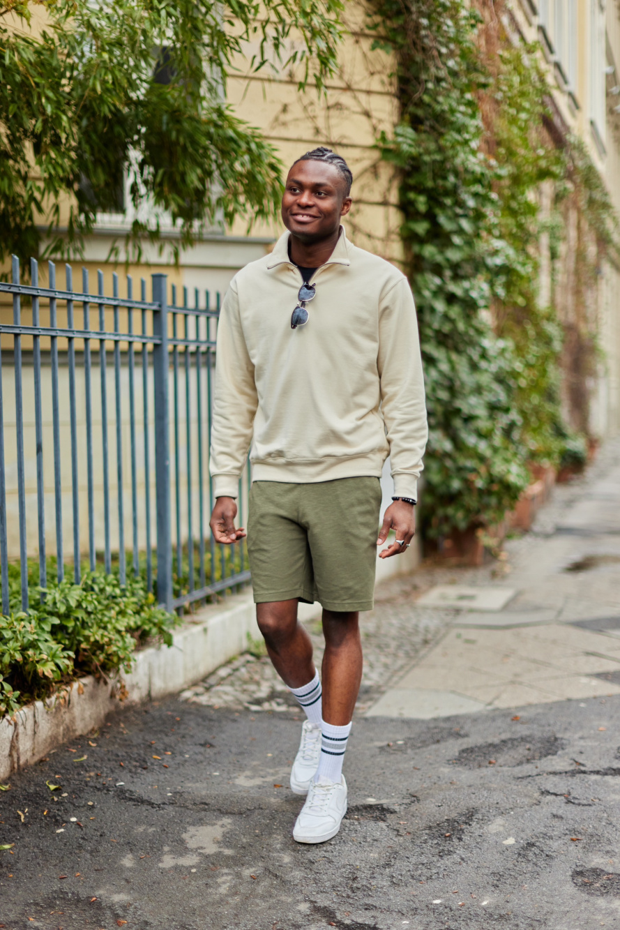 khaki shorts outfit ideas 0094