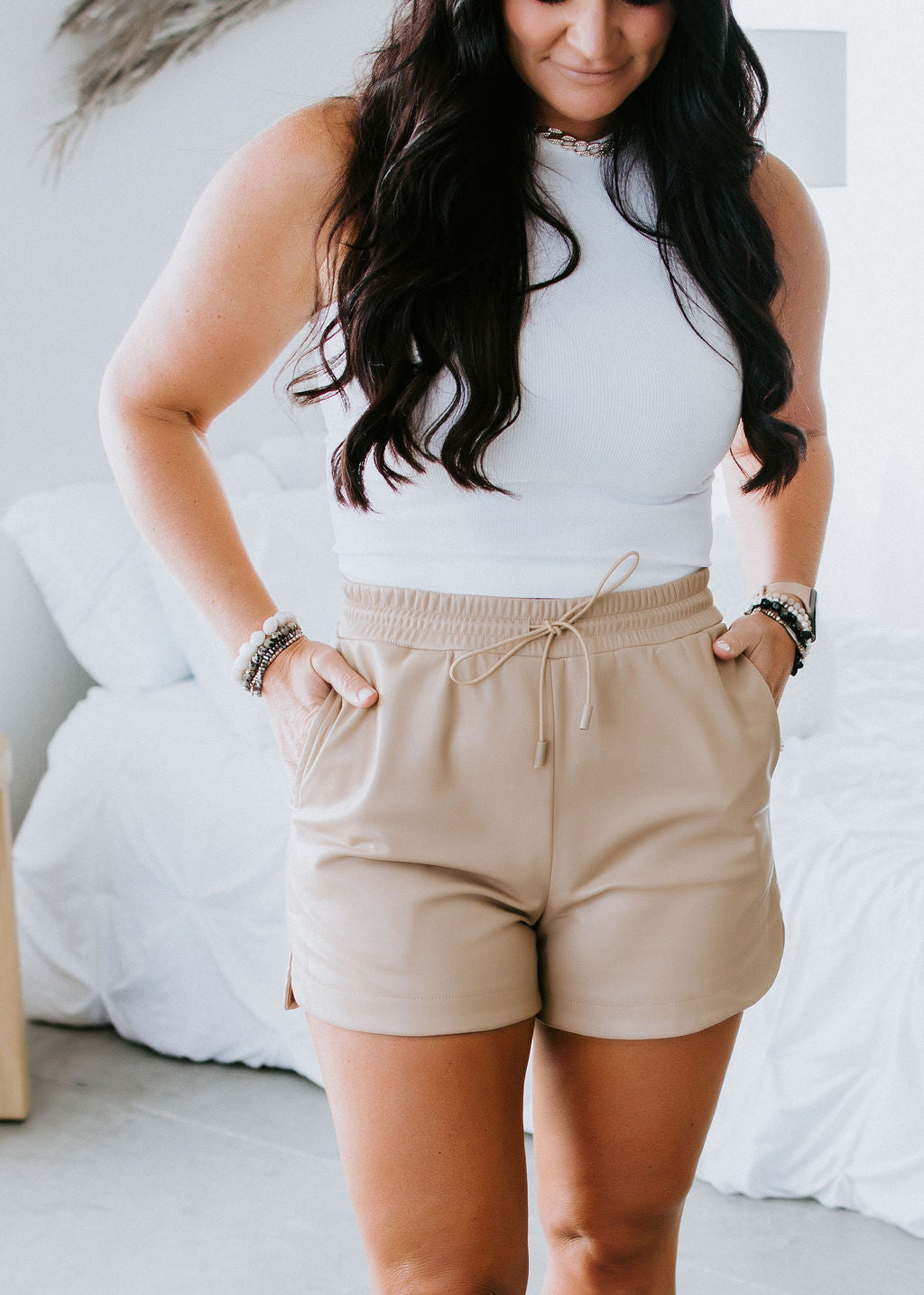 khaki shorts outfit ideas 0096