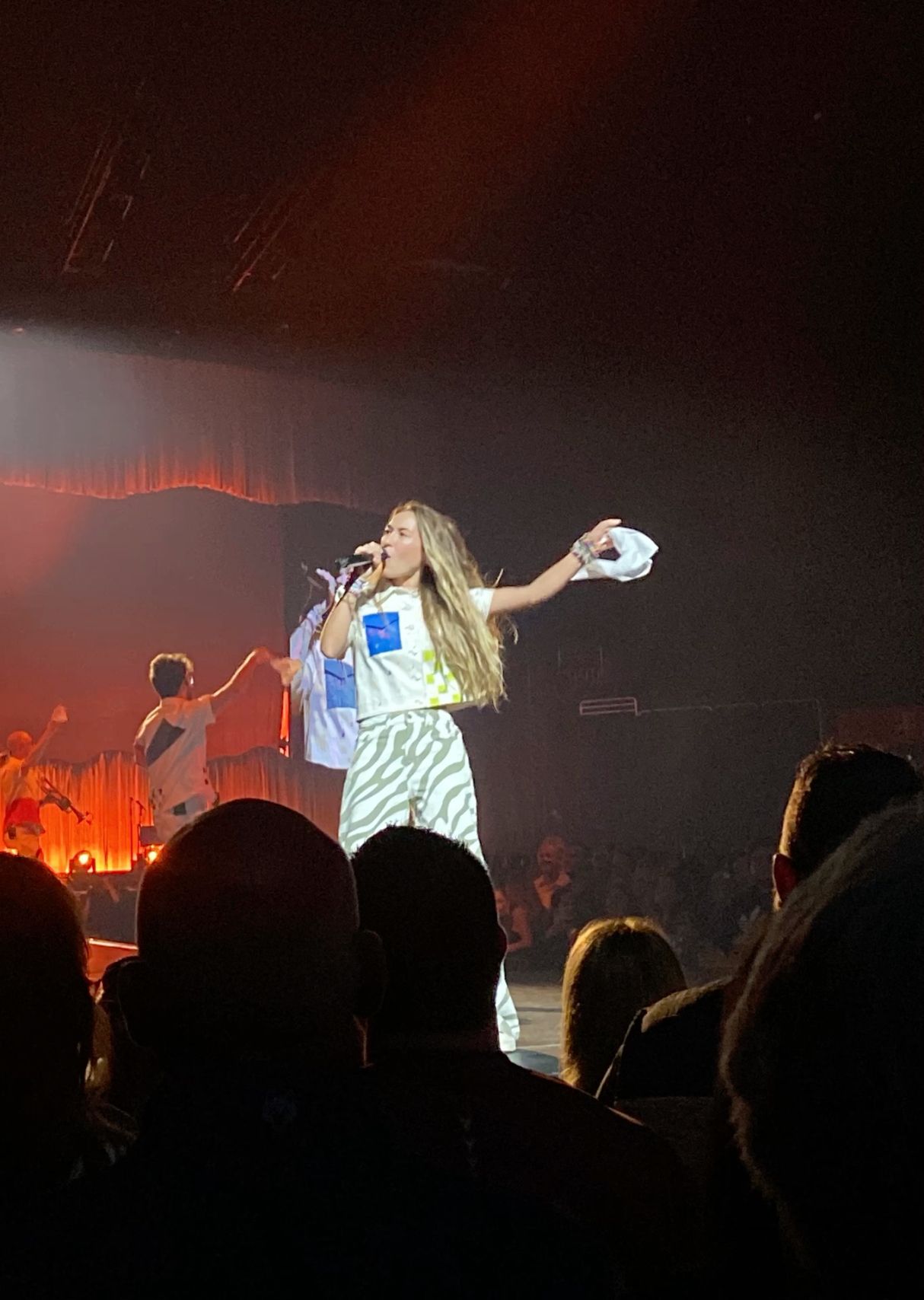 Lauren Daigle concert outfit ideas 0018