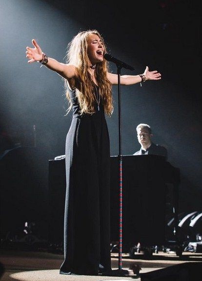 Lauren Daigle concert outfit ideas 0046