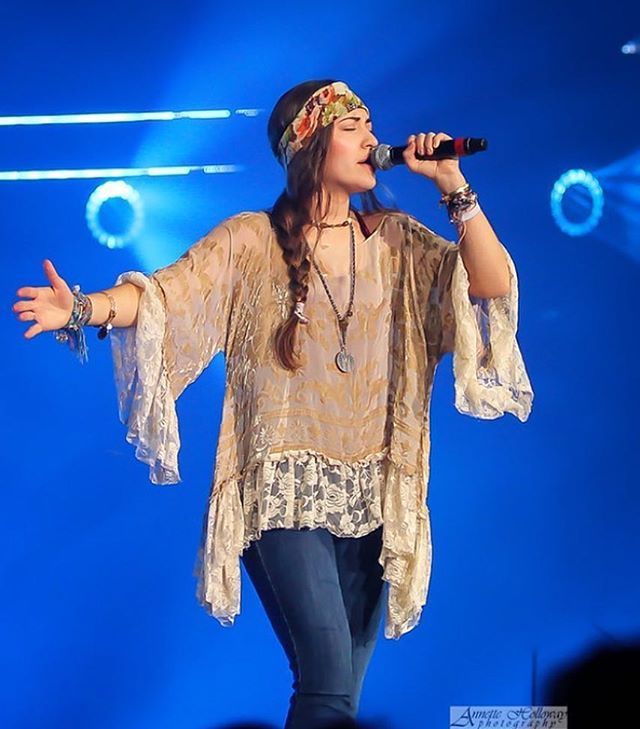 Lauren Daigle concert outfit ideas 0071