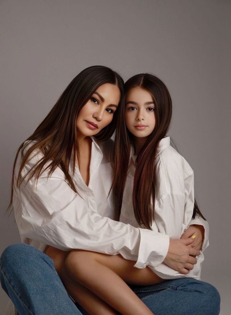 mother daughter photoshoot outfit ideas 0037