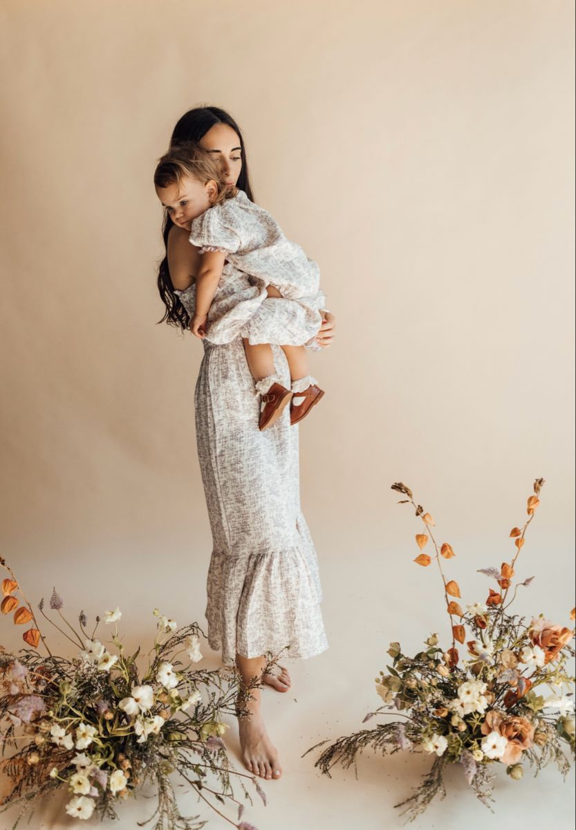 mother daughter photoshoot outfit ideas 0043