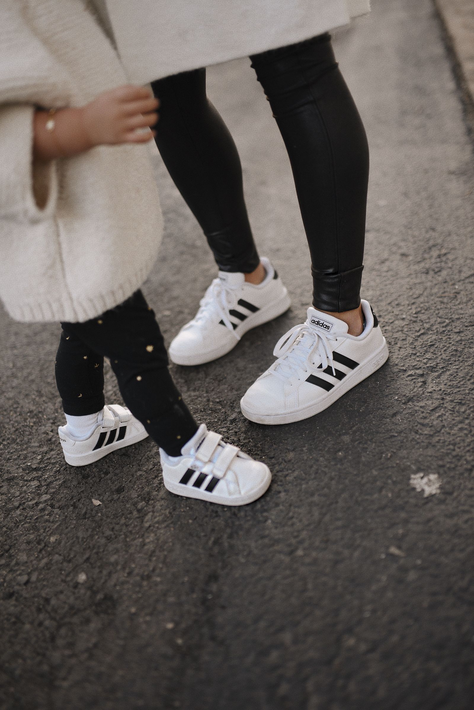 mother daughter photoshoot outfit ideas 0087