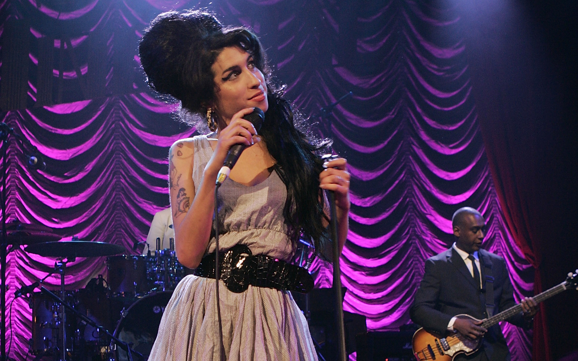 recreate Amy Winehouse outfit styles