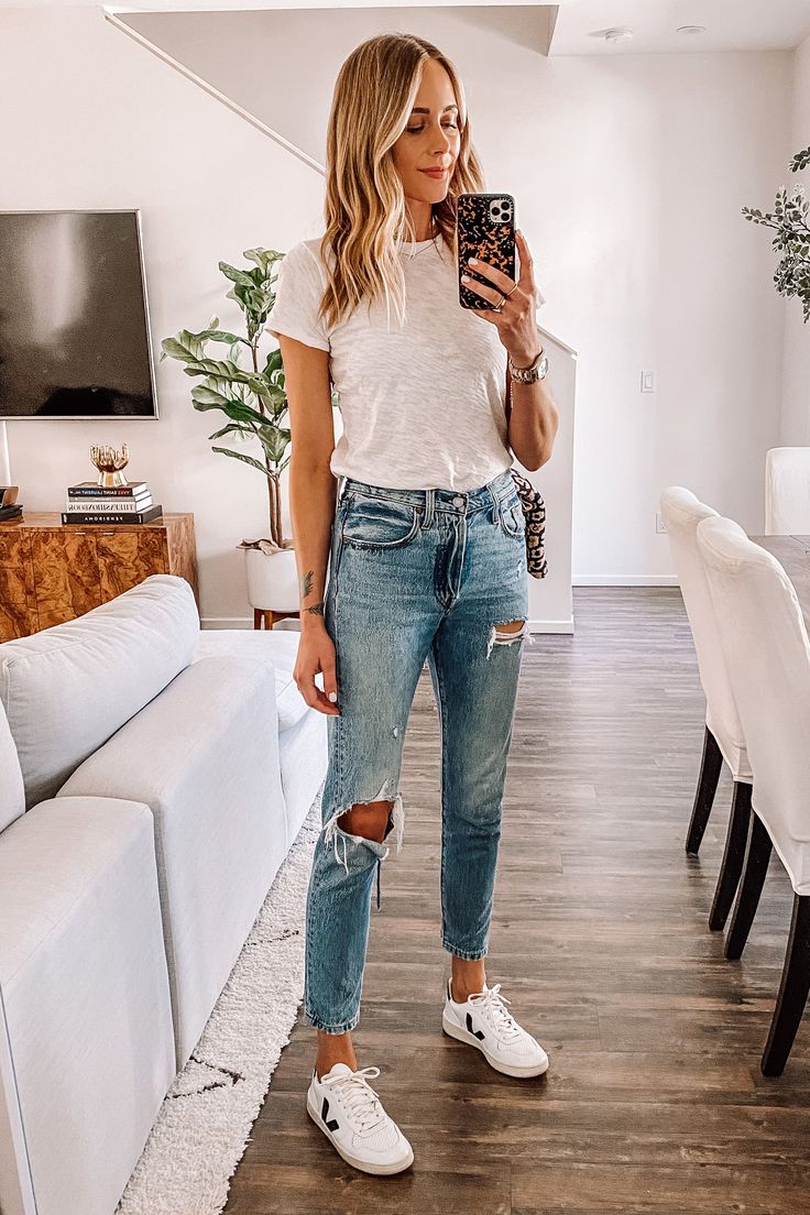 ripped jeans outfit ideas for casual outings