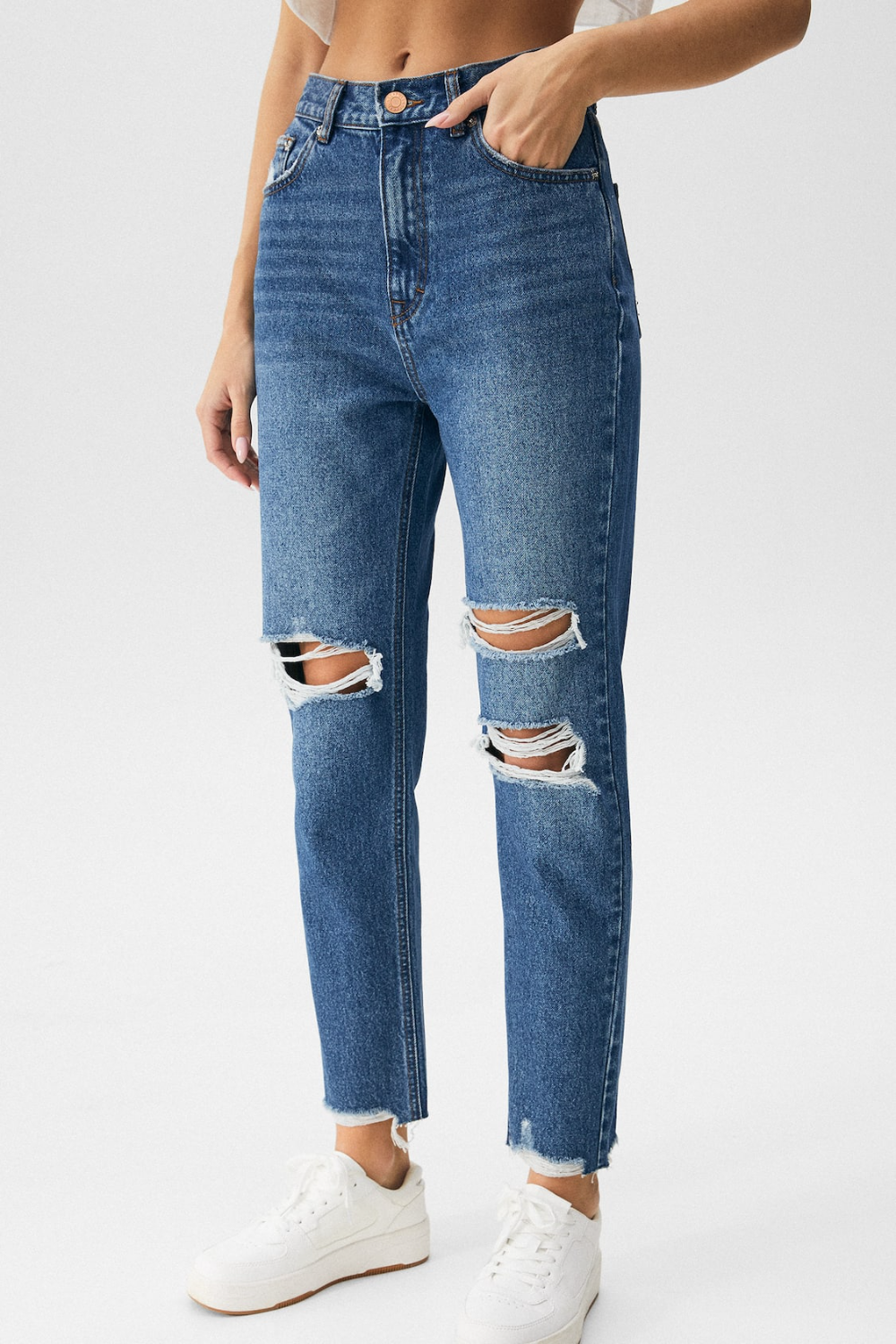 ripped mom jeans outfit ideas 0017