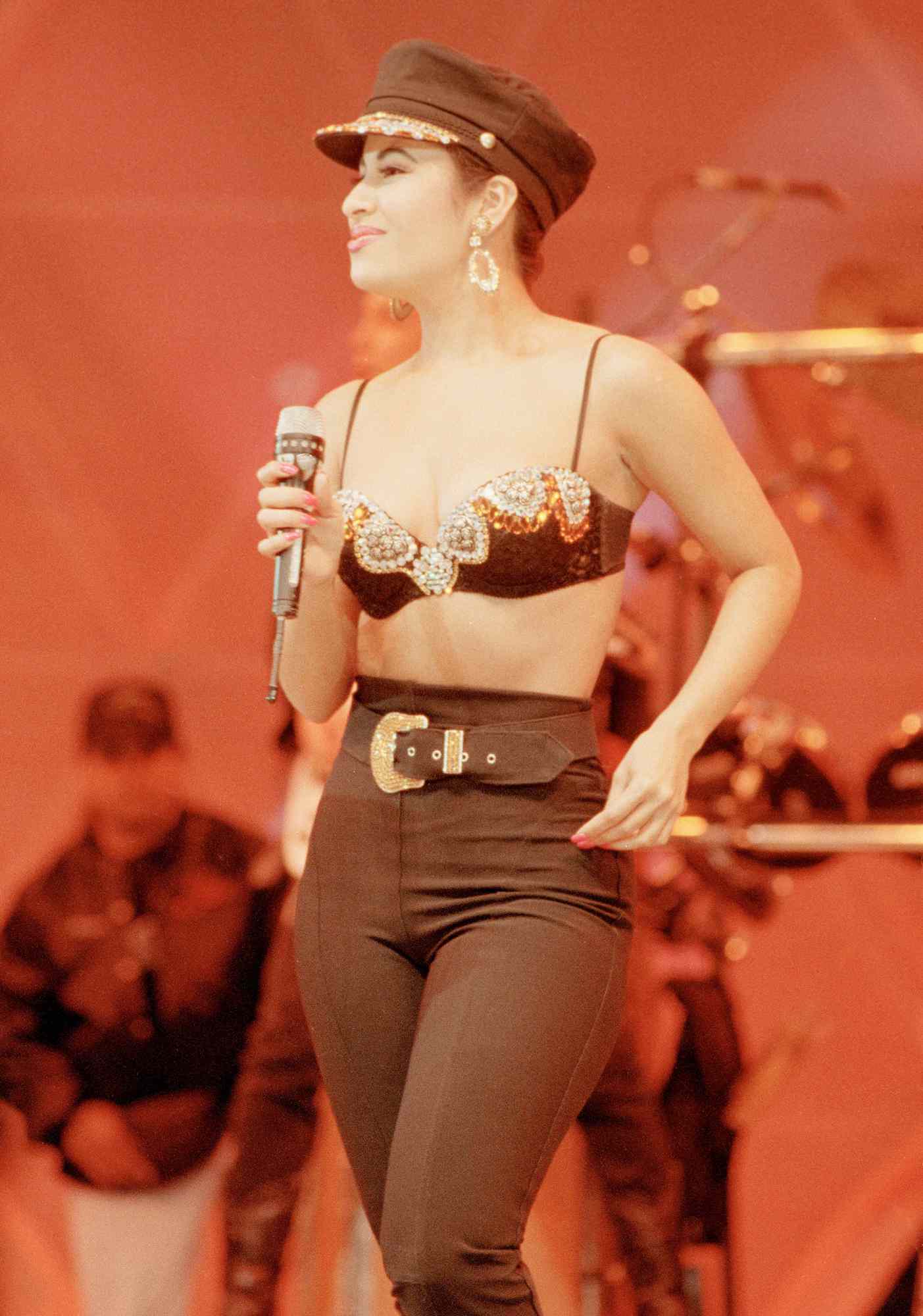 Selena Quintanilla outfit ideas 0012