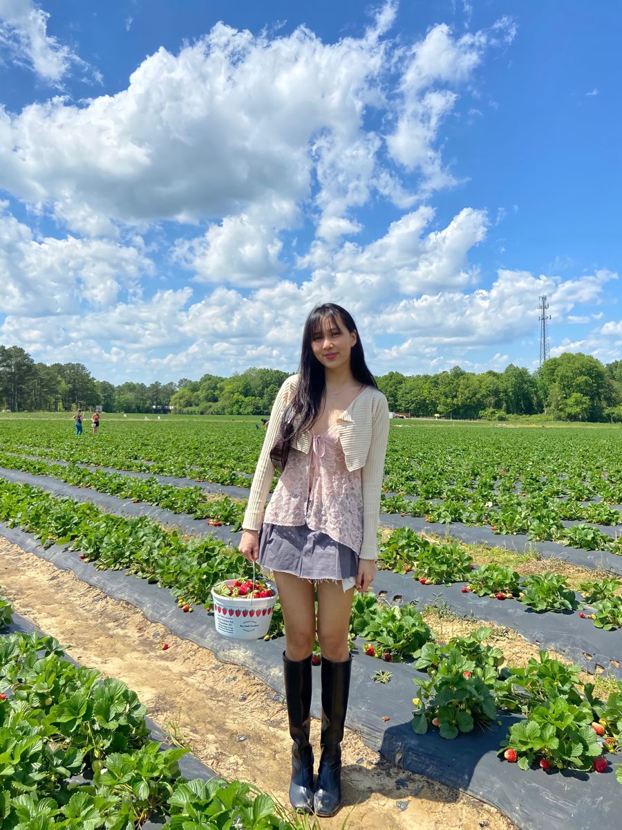 strawberry picking outfit ideas 0045