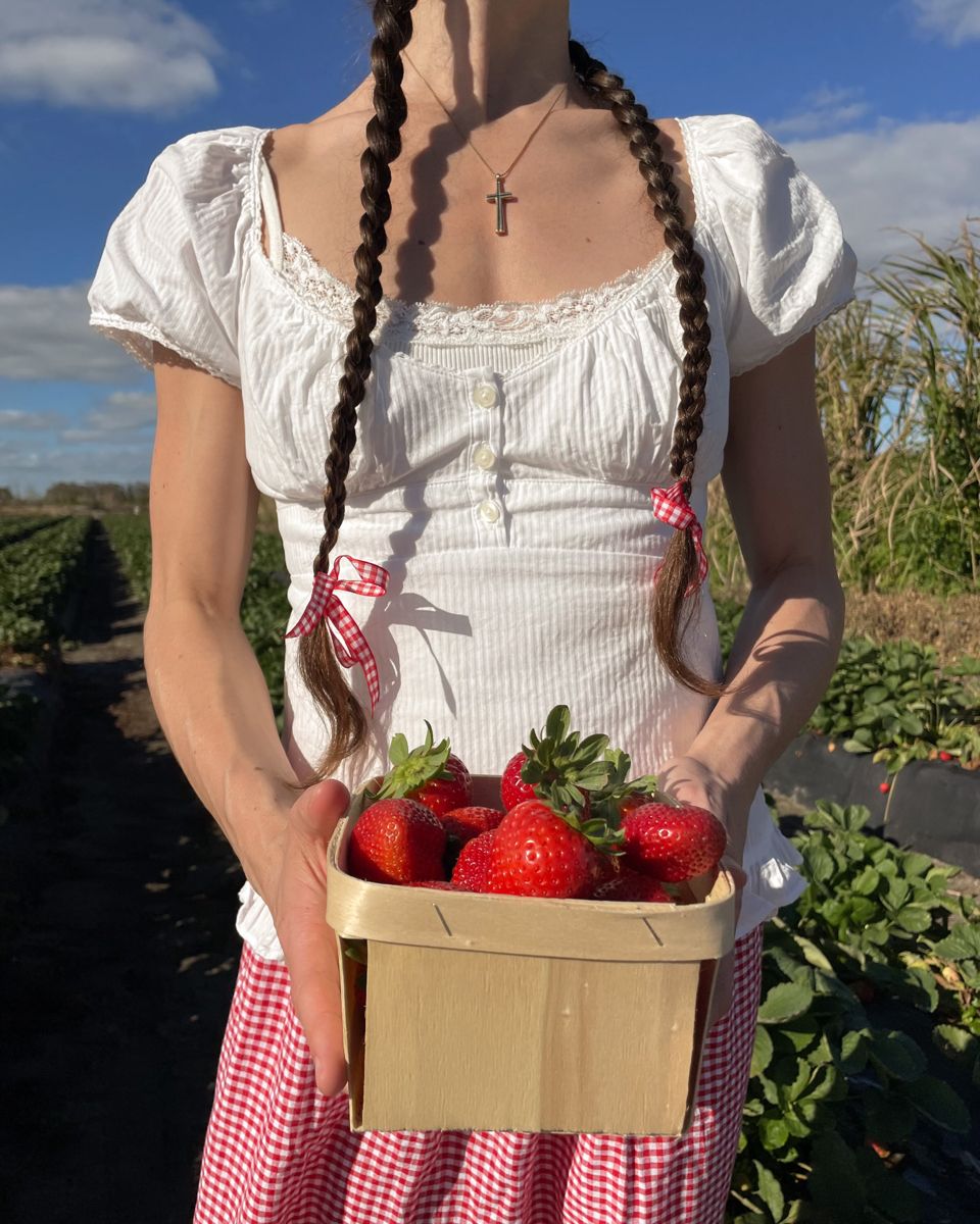 strawberry picking outfit ideas 0074