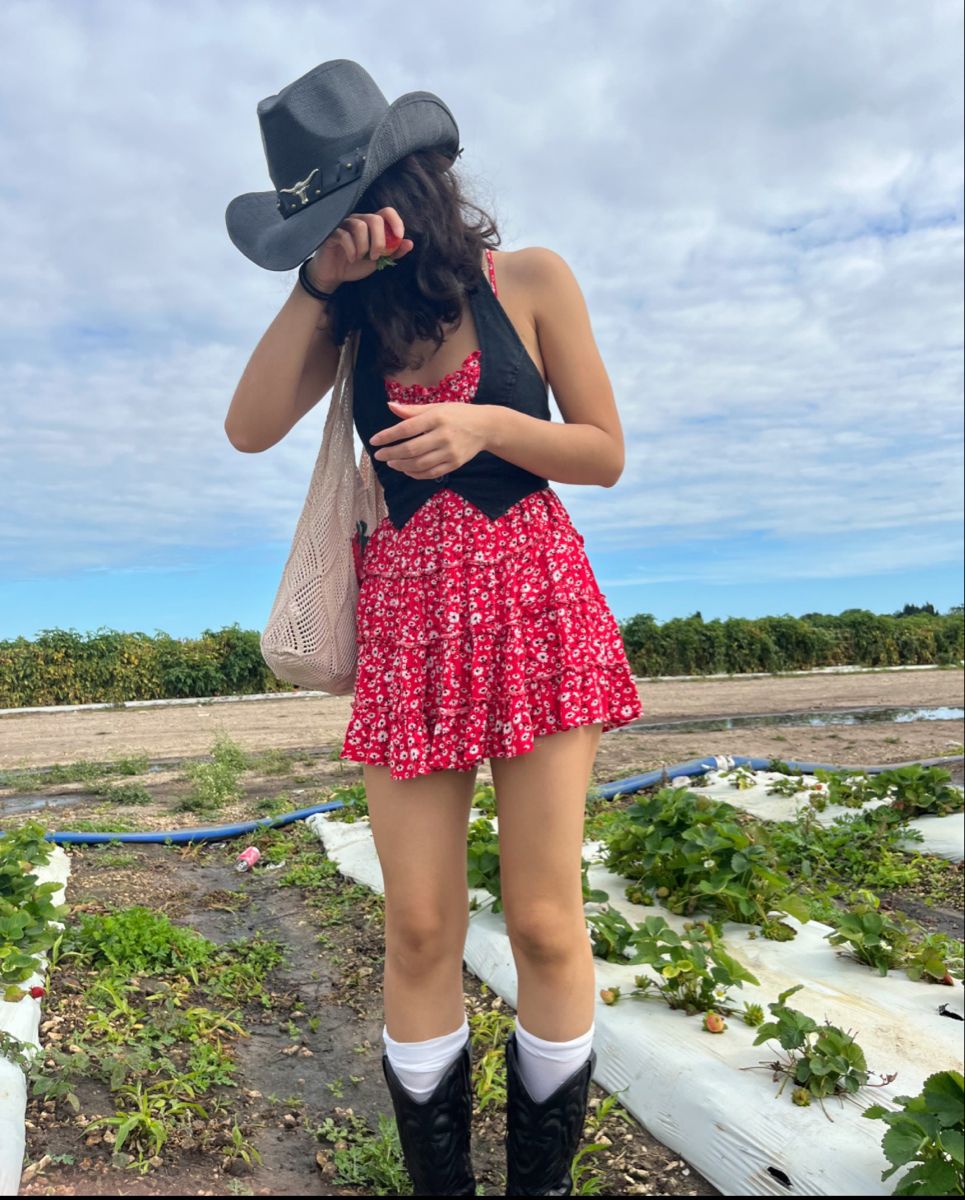 strawberry picking outfit ideas 0092