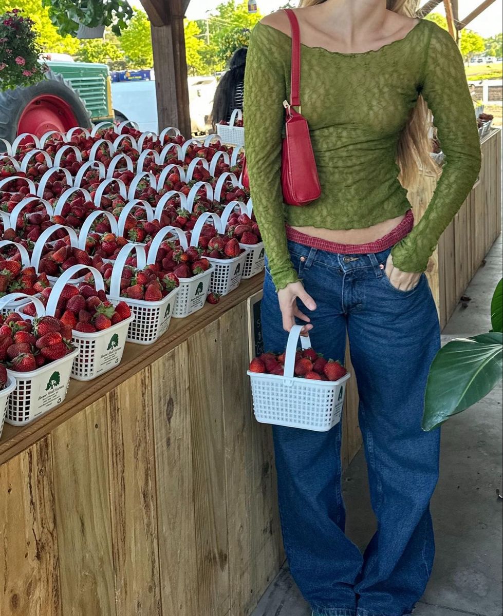 stylish strawberry picking outfit ideas for women